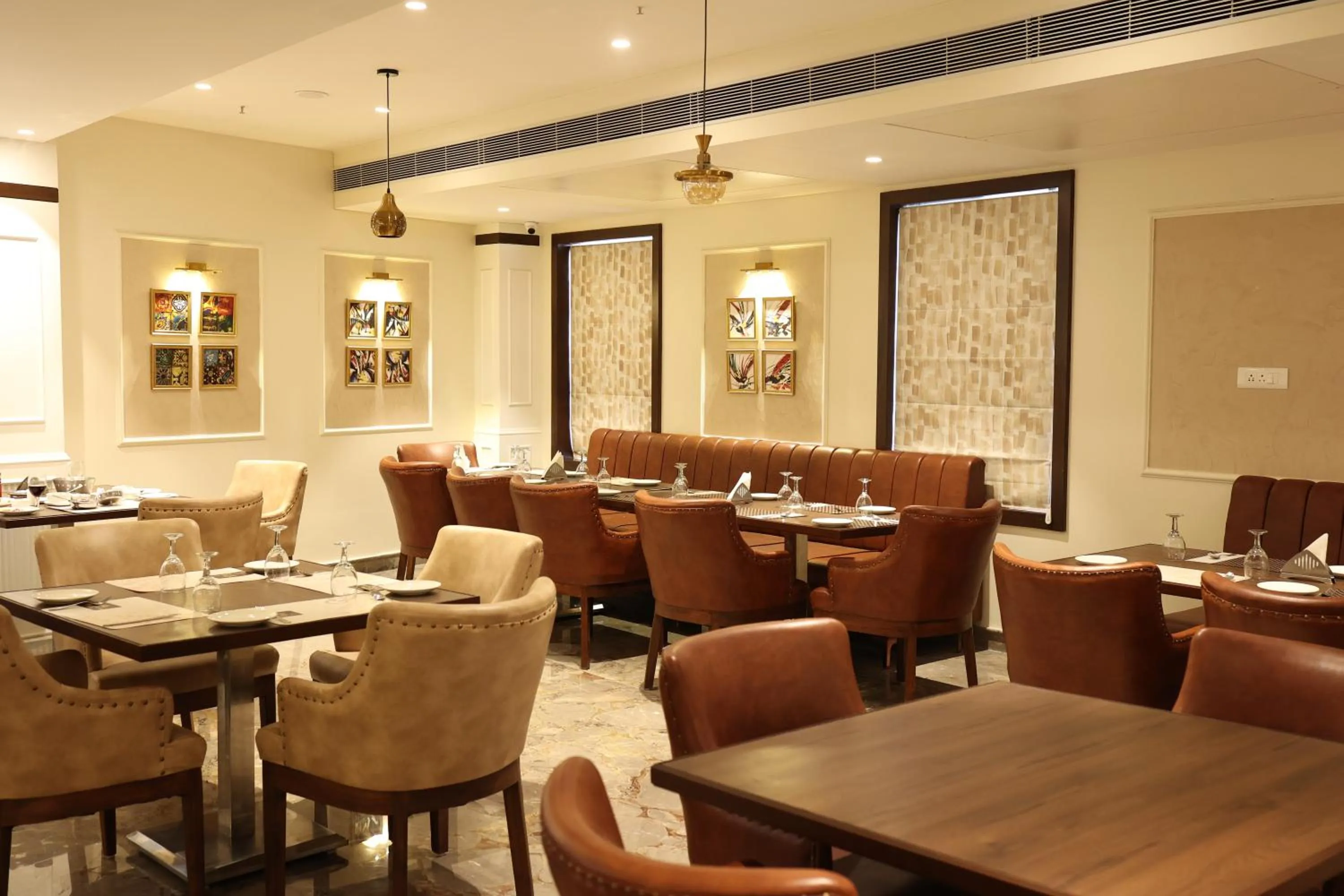 Restaurant/places to eat in Pride Hotel Bhopal