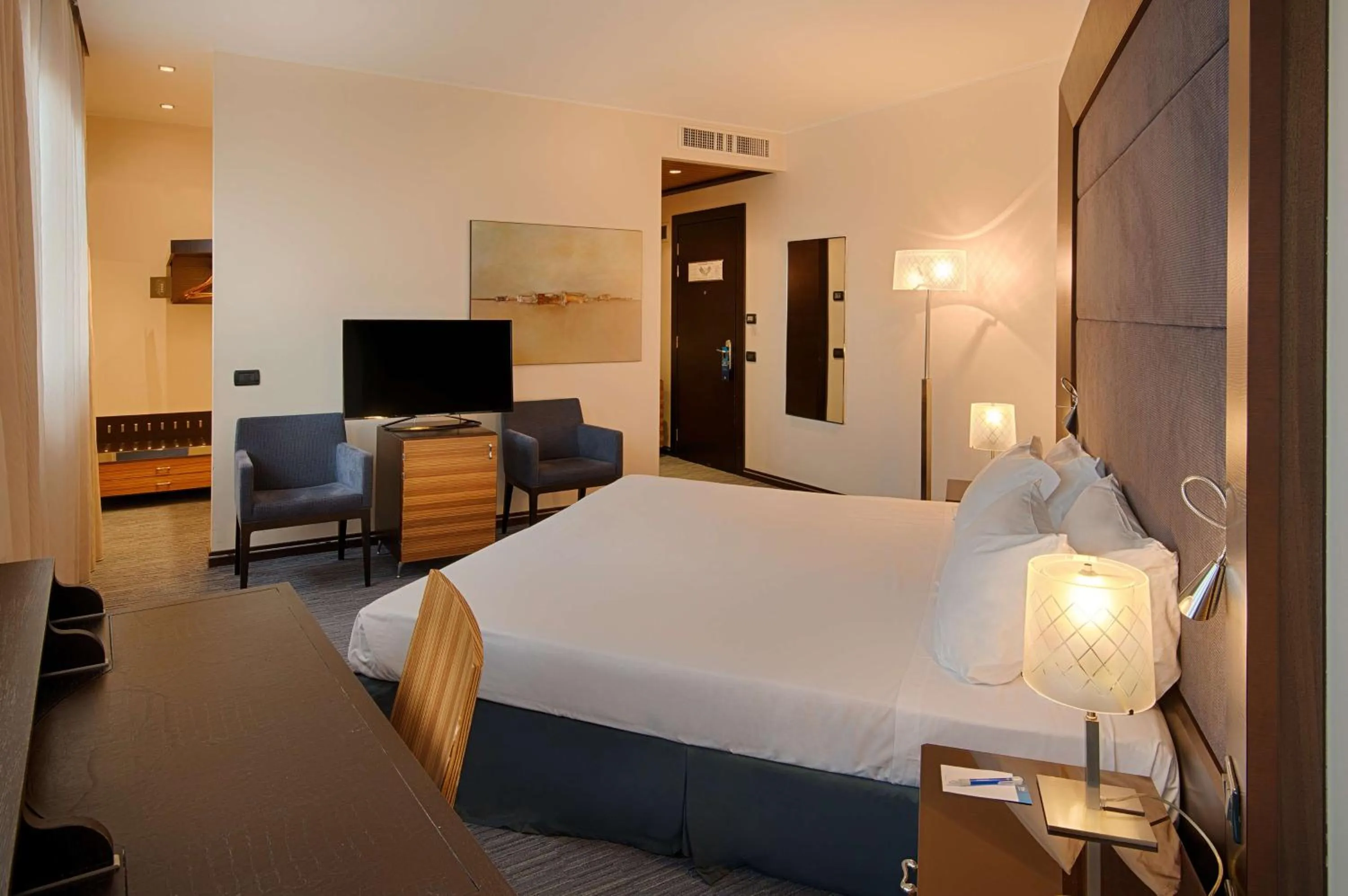 Bedroom, Bed in NH Siena