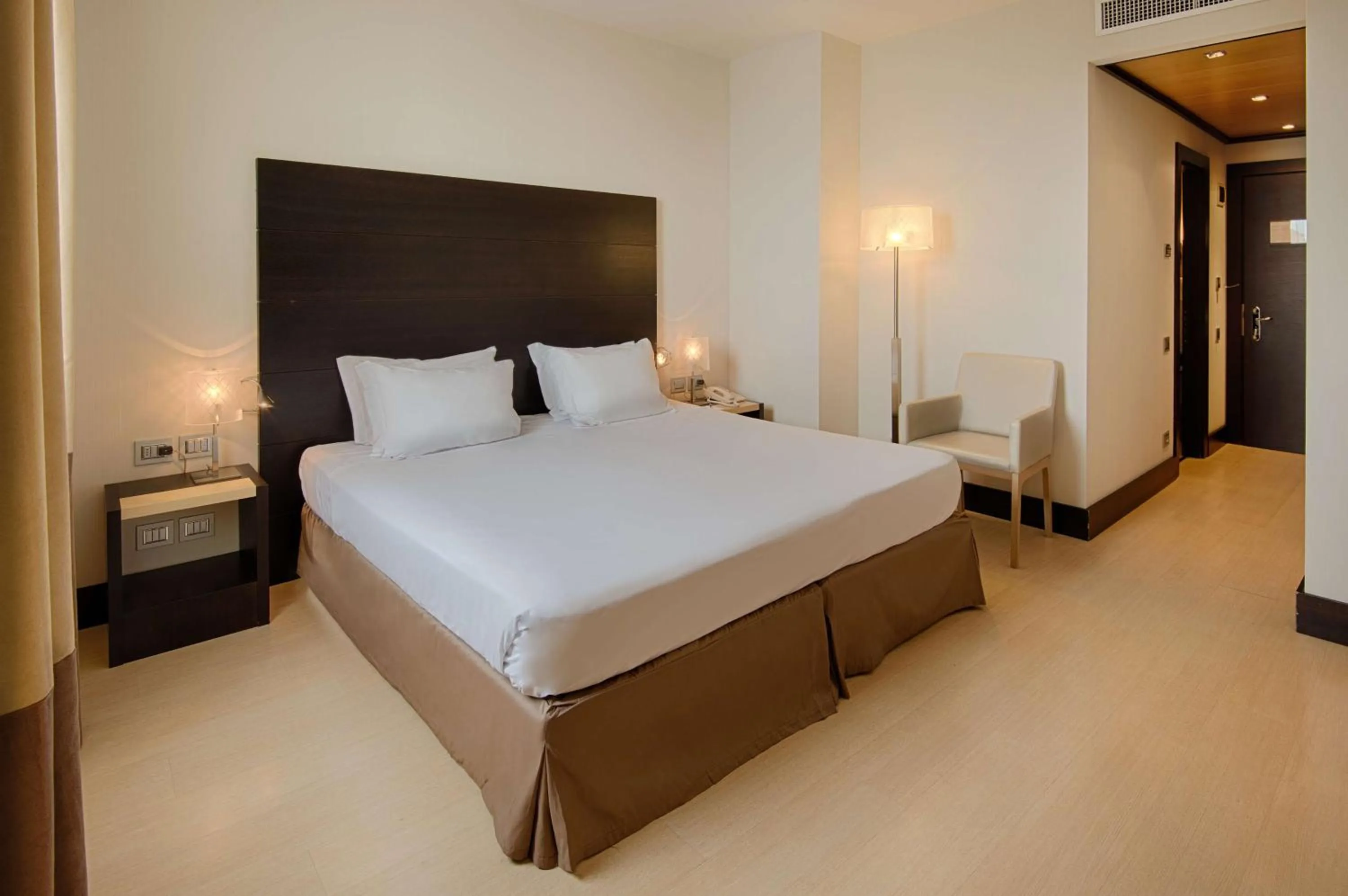 Photo of the whole room, Bed in NH Siena