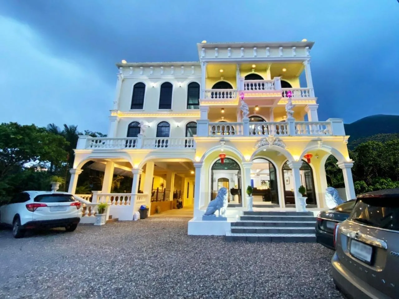 Night in Daddy Dream Hotel and Residence