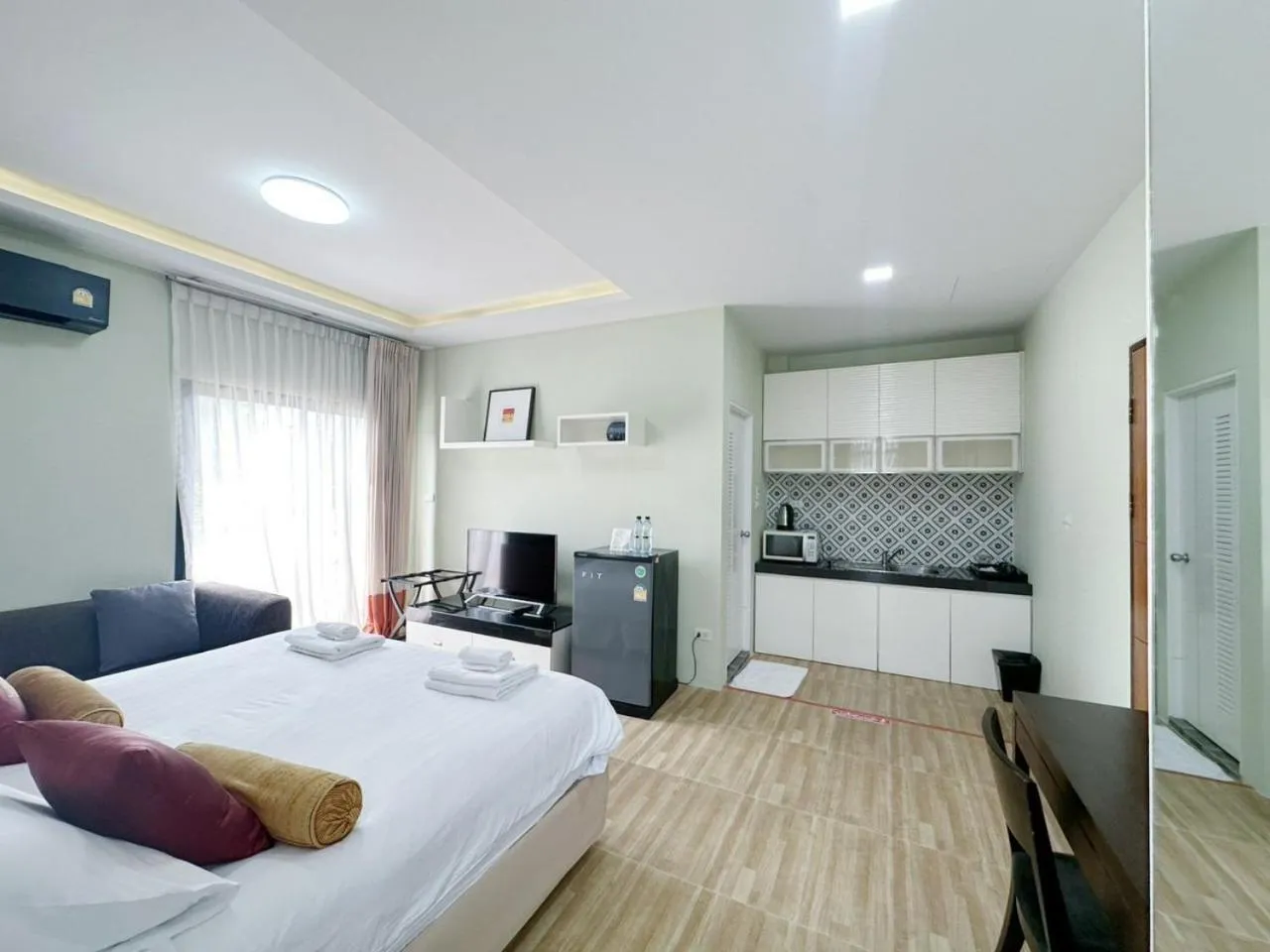 kitchen, Bed in Daddy Dream Hotel and Residence