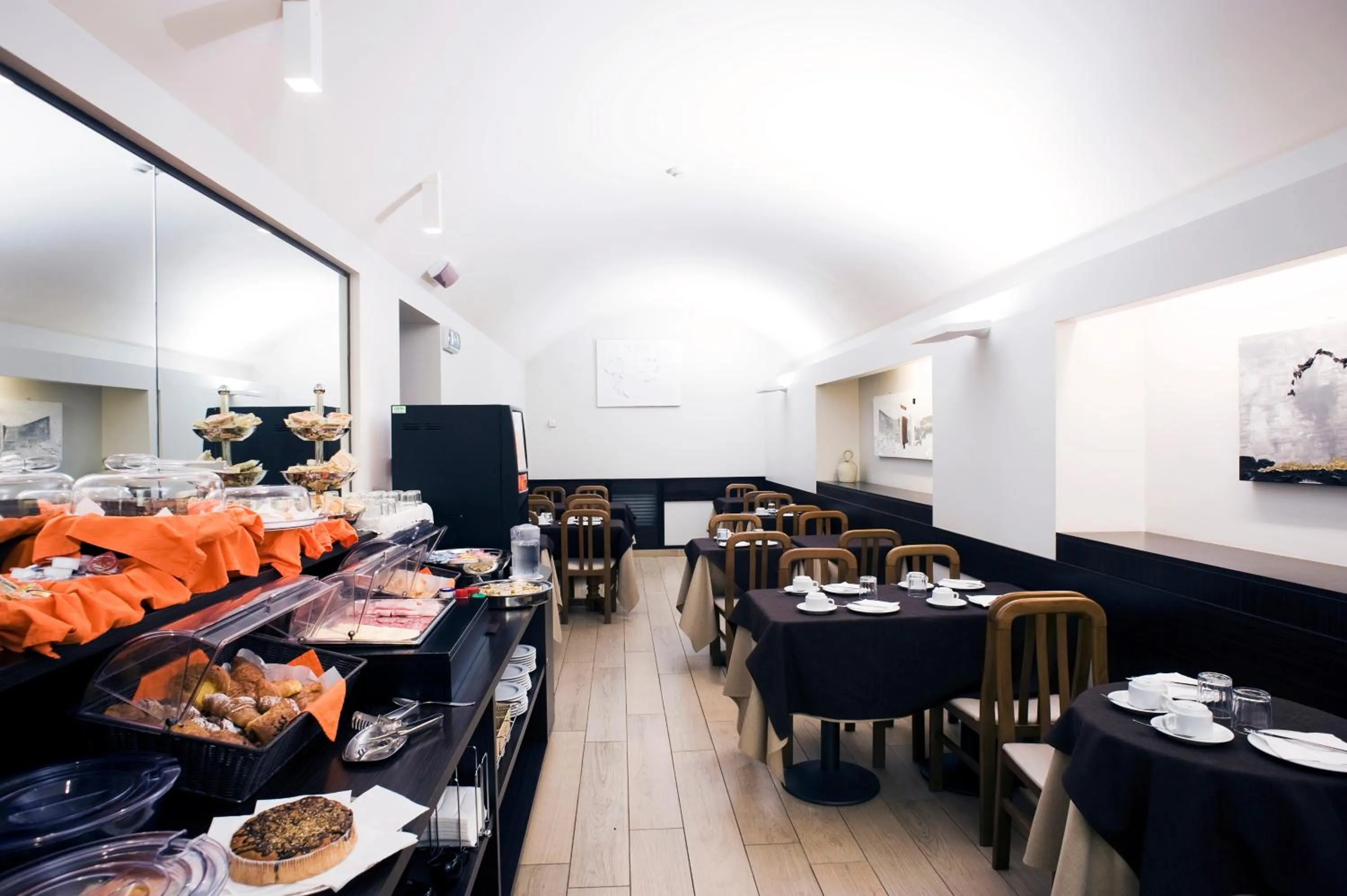 Restaurant/places to eat in Hotel Select Garden