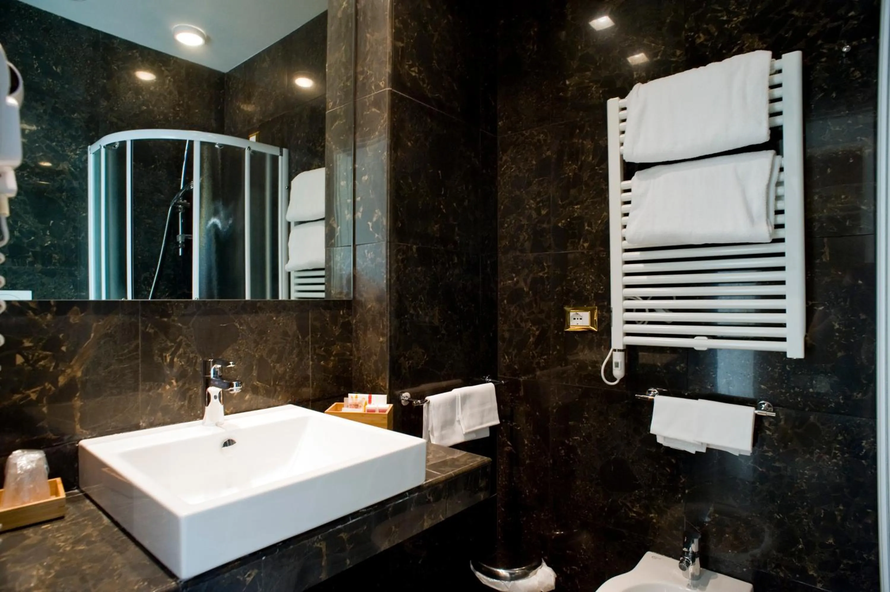 Bathroom in Hotel Select Garden