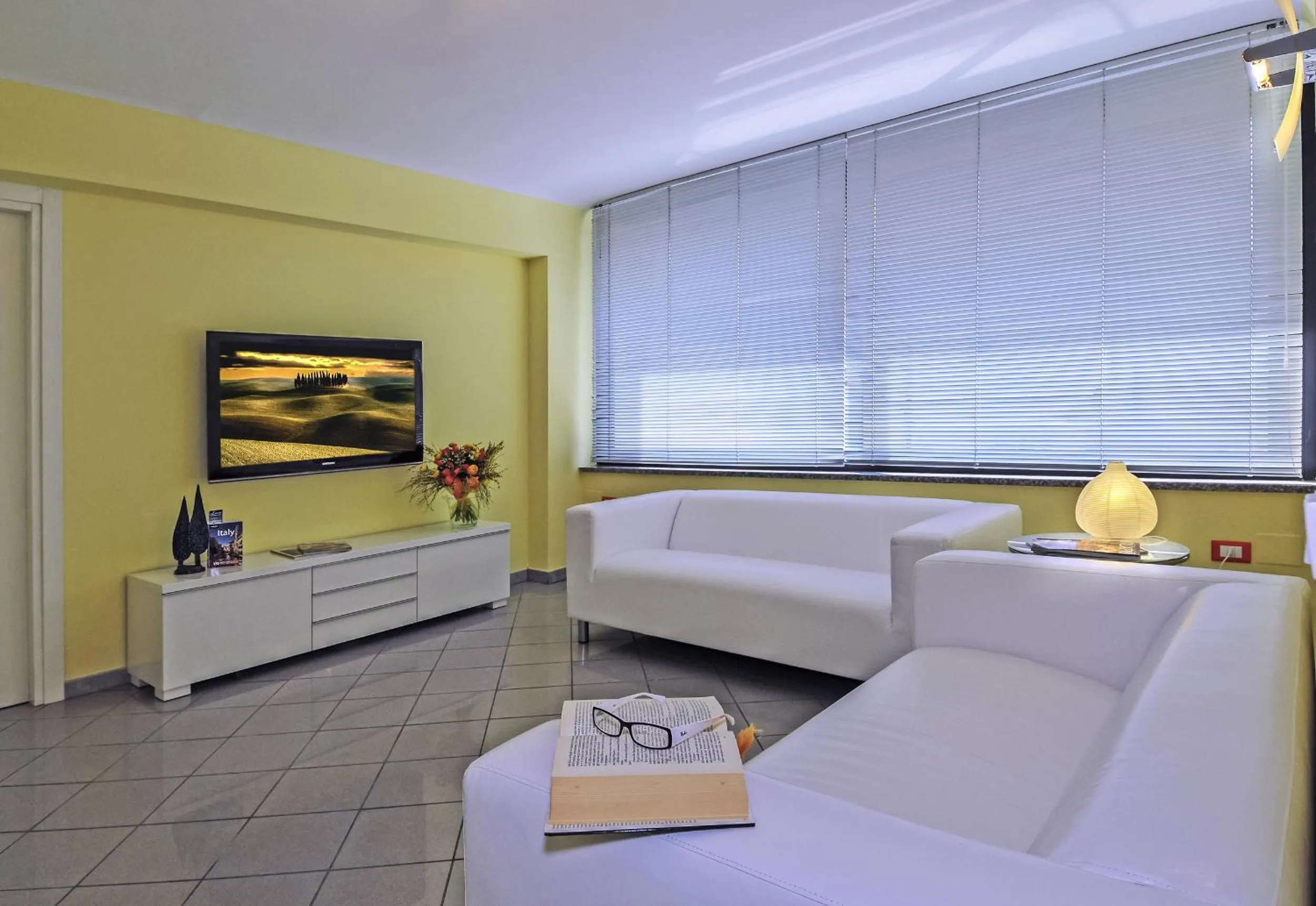 Communal lounge/ TV room in B&B Ai Cipressi