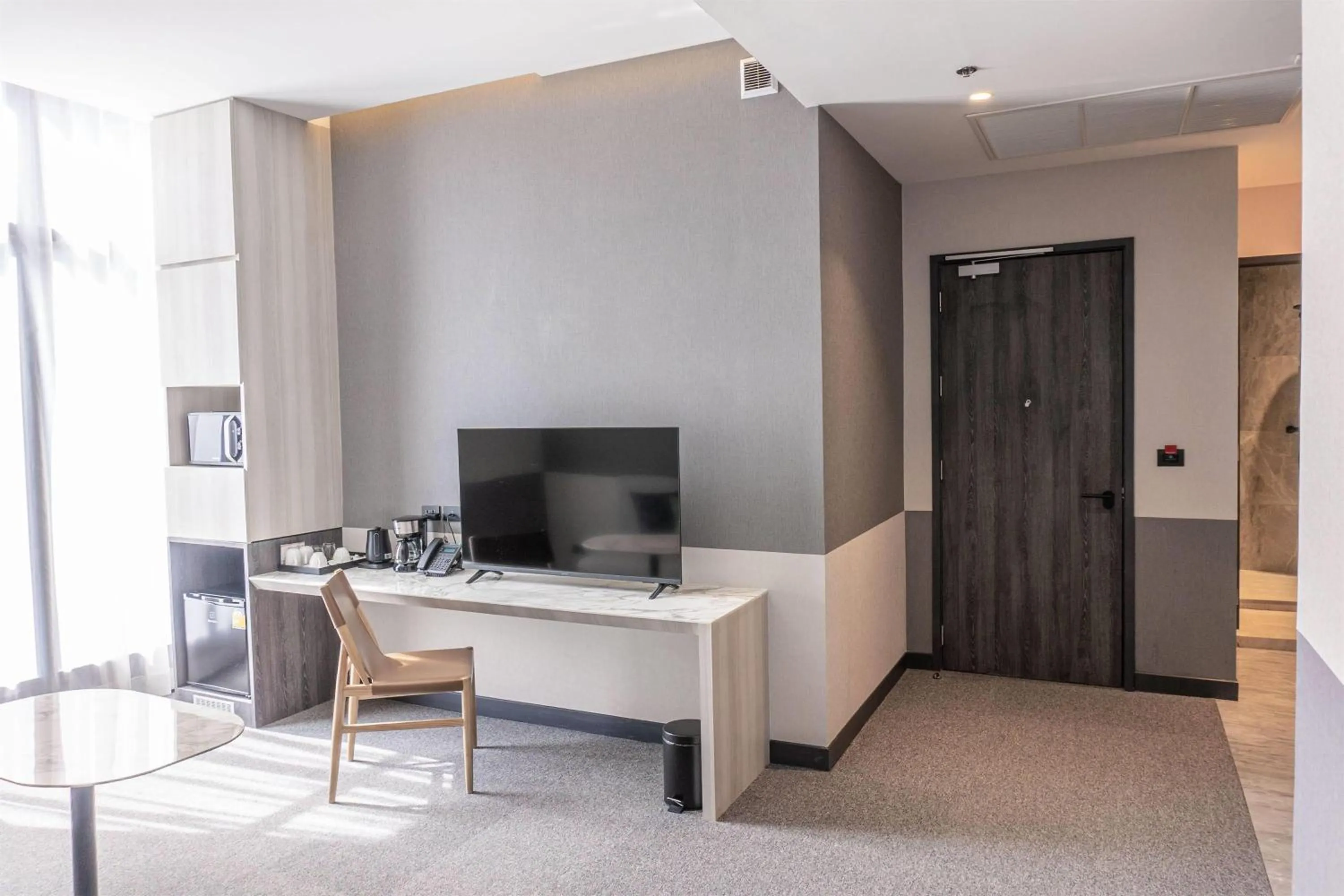 Photo of the whole room in Ramada Plaza by Wyndham Bangkok Sukhumvit 48