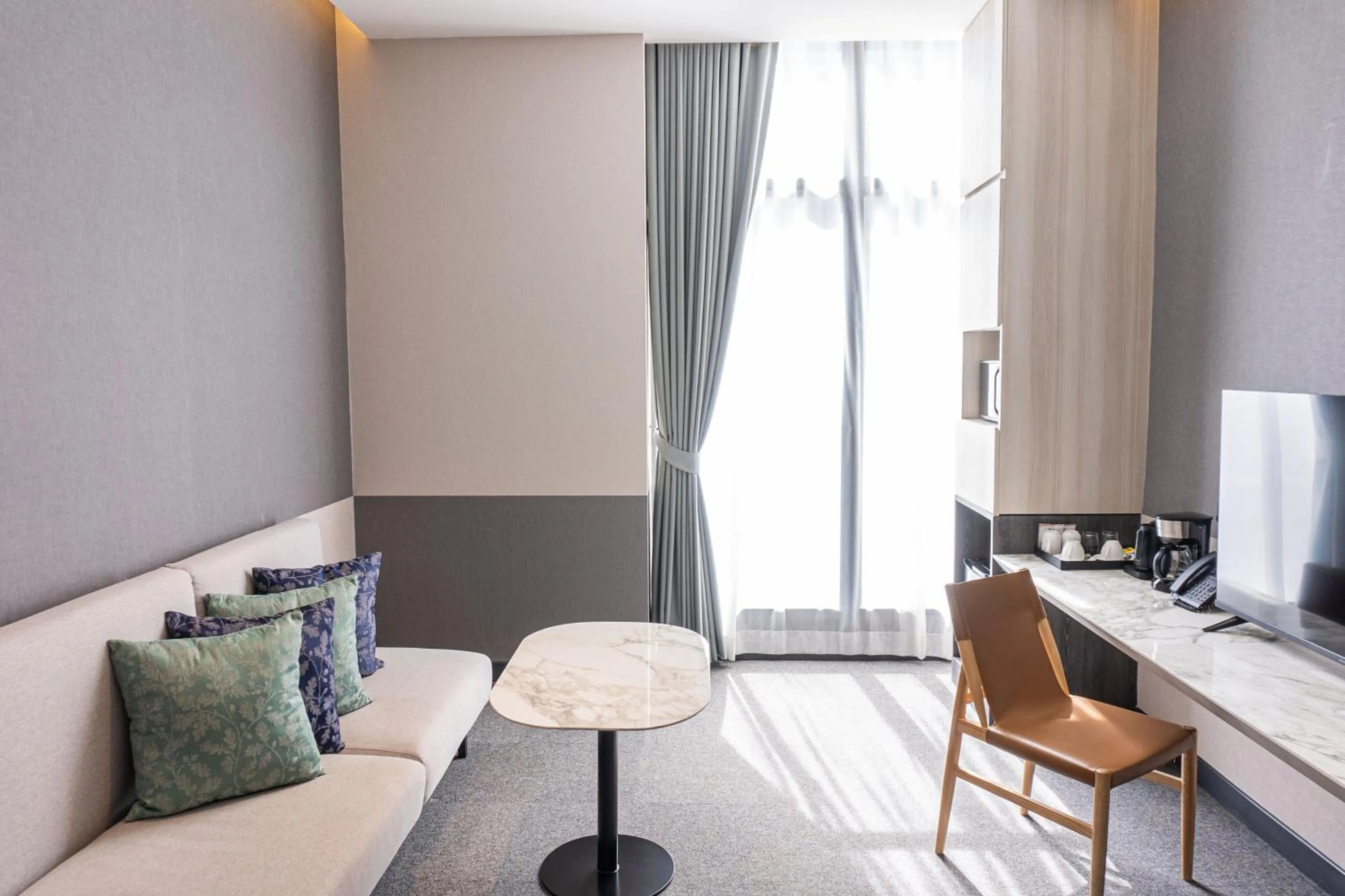 Seating area in Ramada Plaza by Wyndham Bangkok Sukhumvit 48