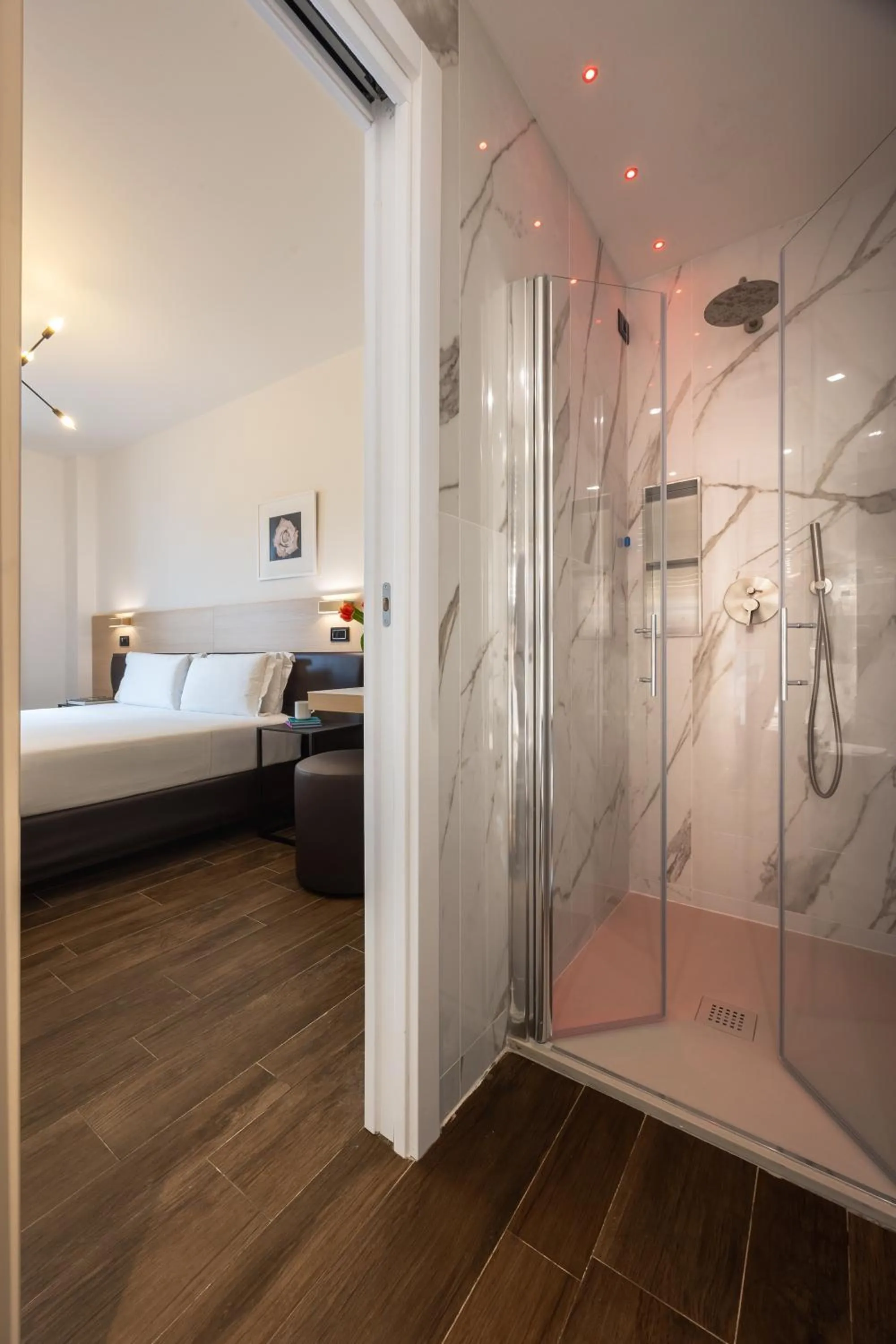 Shower, Bed in Globus Urban Hotel