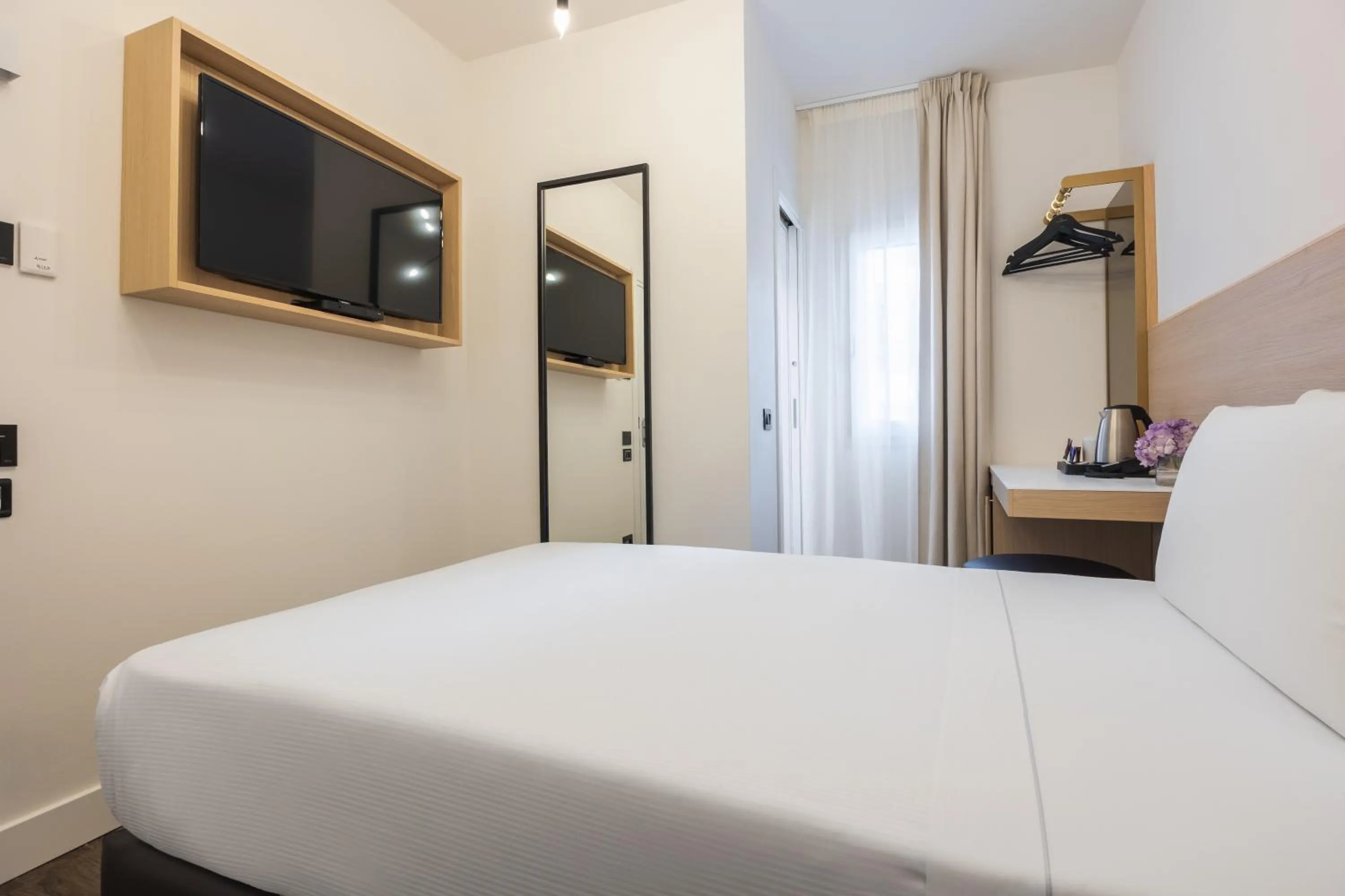 Bed in Globus Urban Hotel