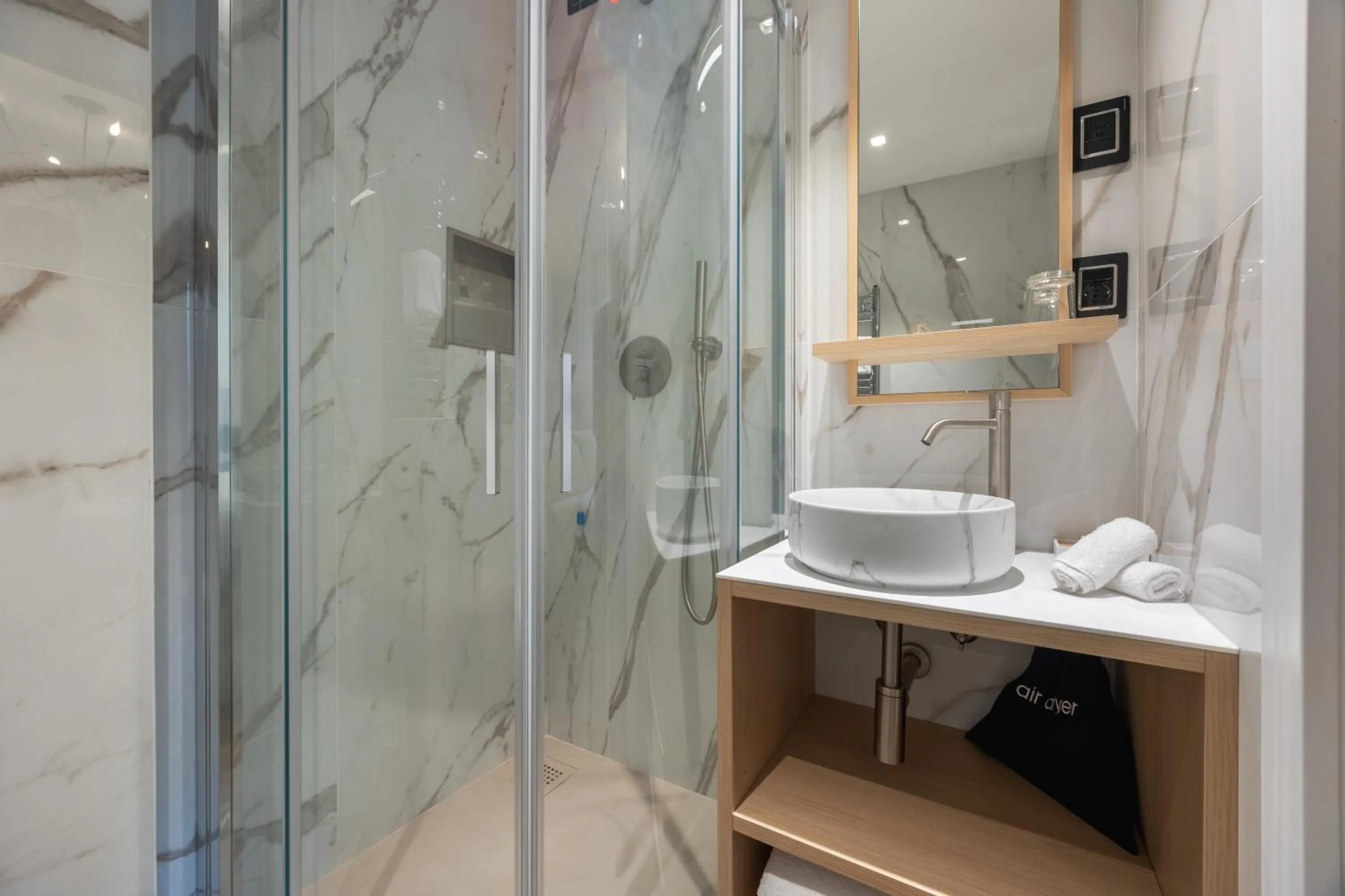 Shower in Globus Urban Hotel