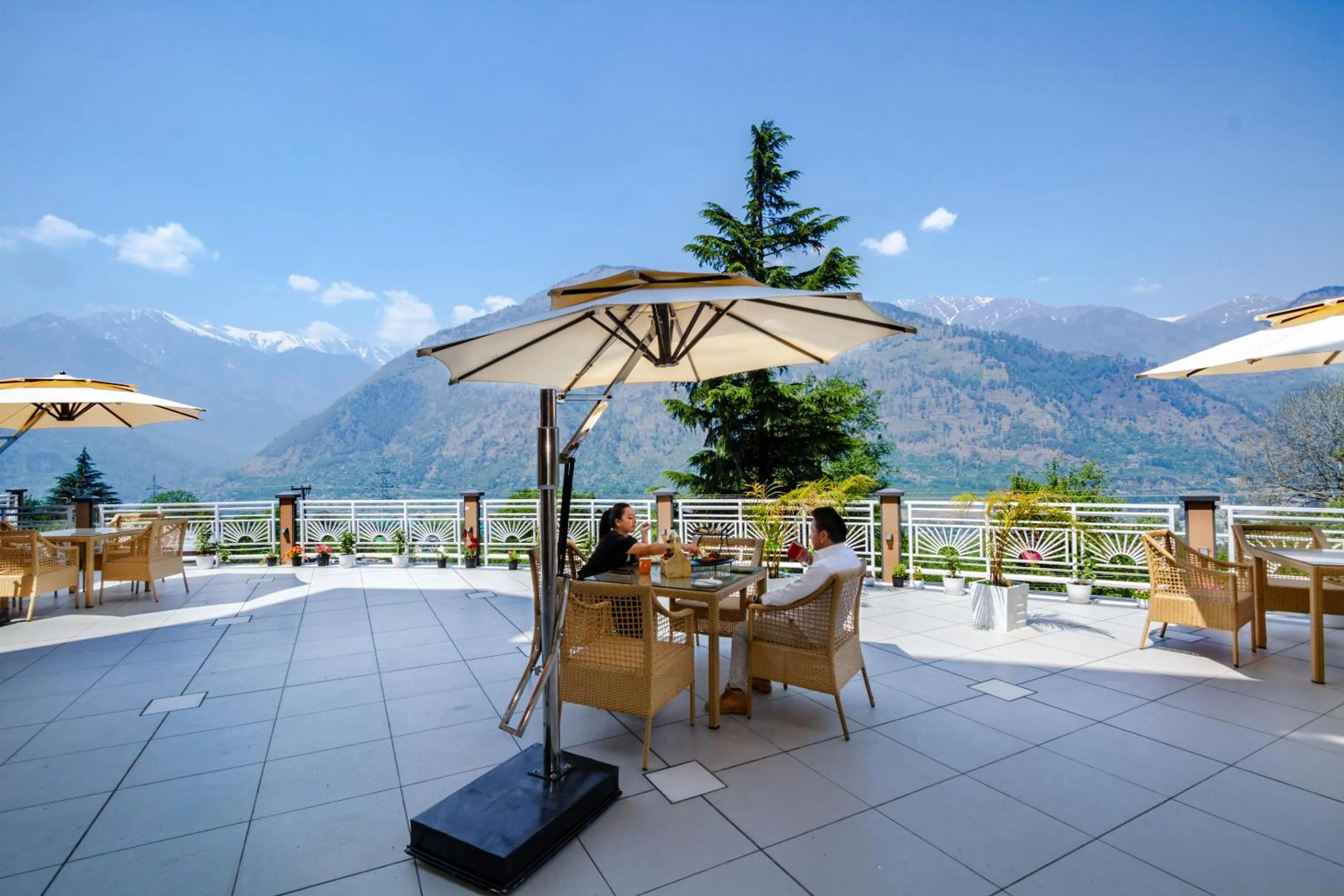 Restaurant/places to eat in Anand Vardhan Resorts