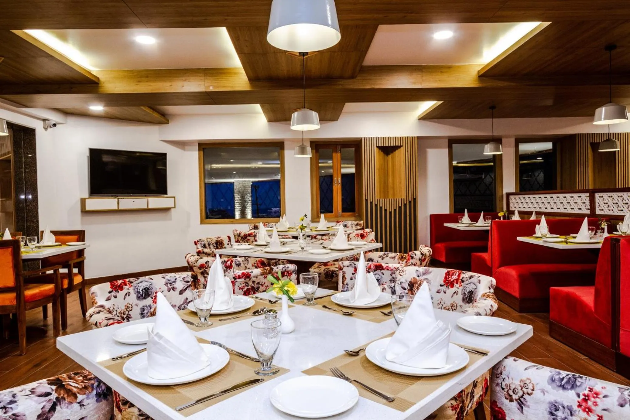 Restaurant/places to eat in Anand Vardhan Resorts