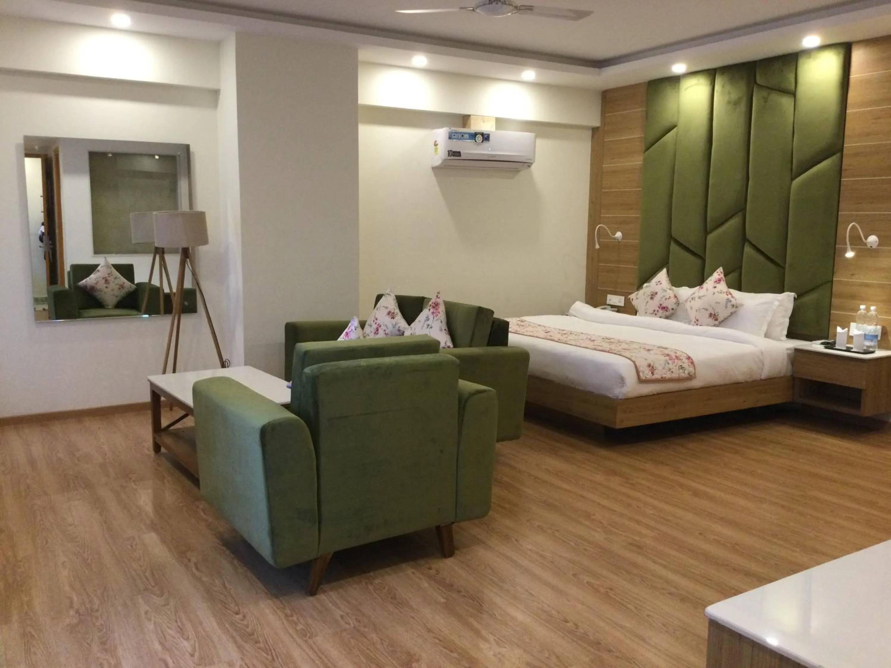 Photo of the whole room, Bed in Anand Vardhan Resorts