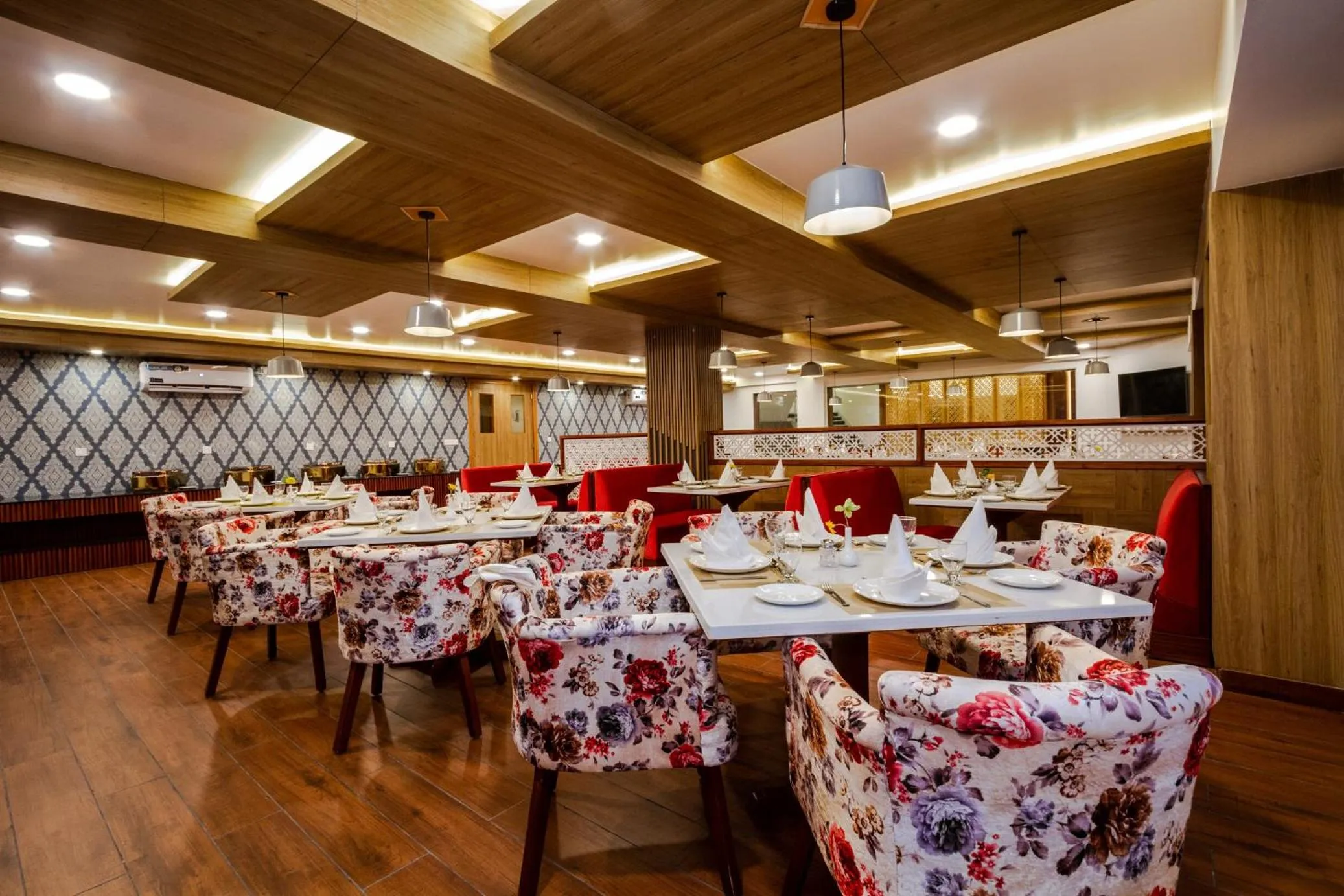 Restaurant/places to eat in Anand Vardhan Resorts