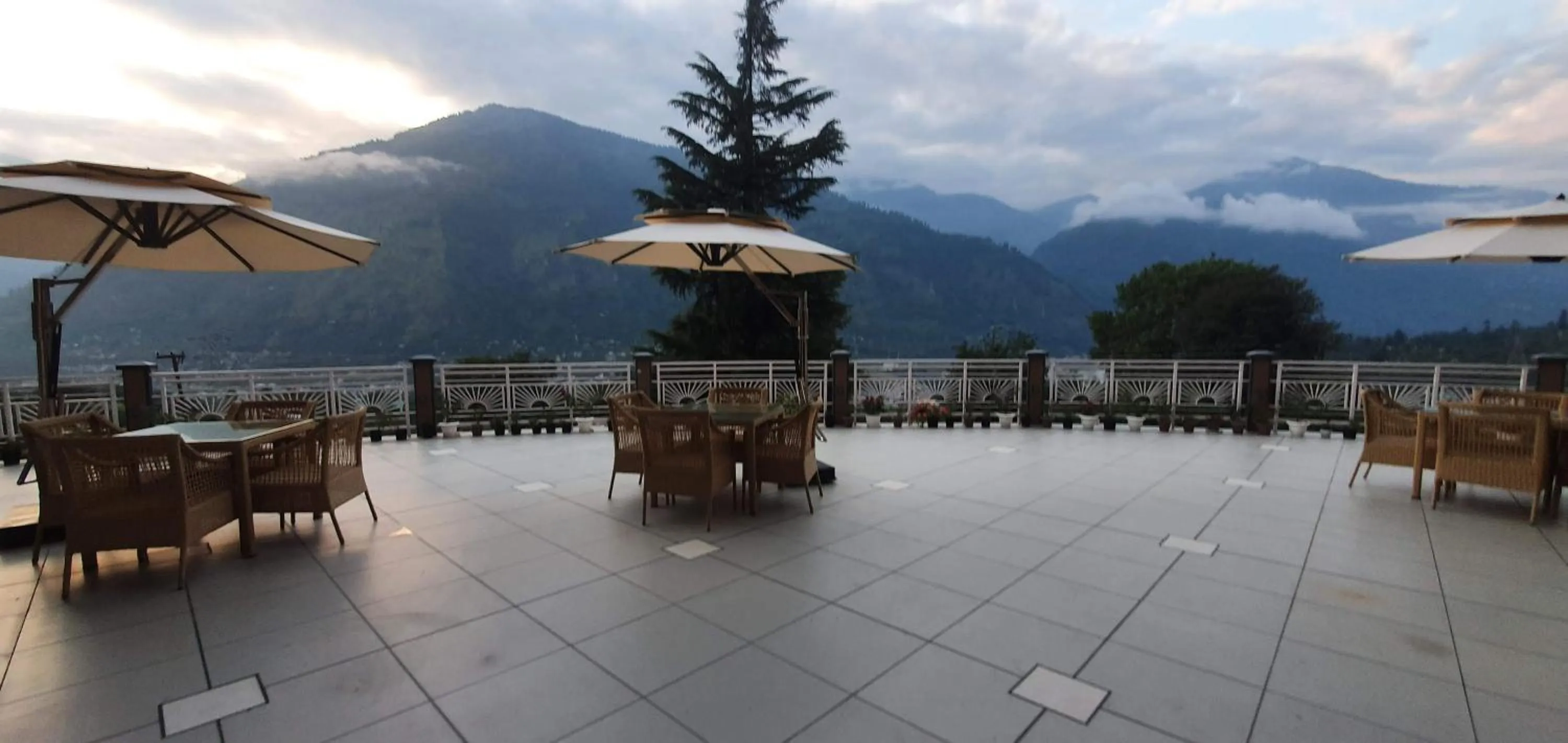 Restaurant/places to eat in Anand Vardhan Resorts