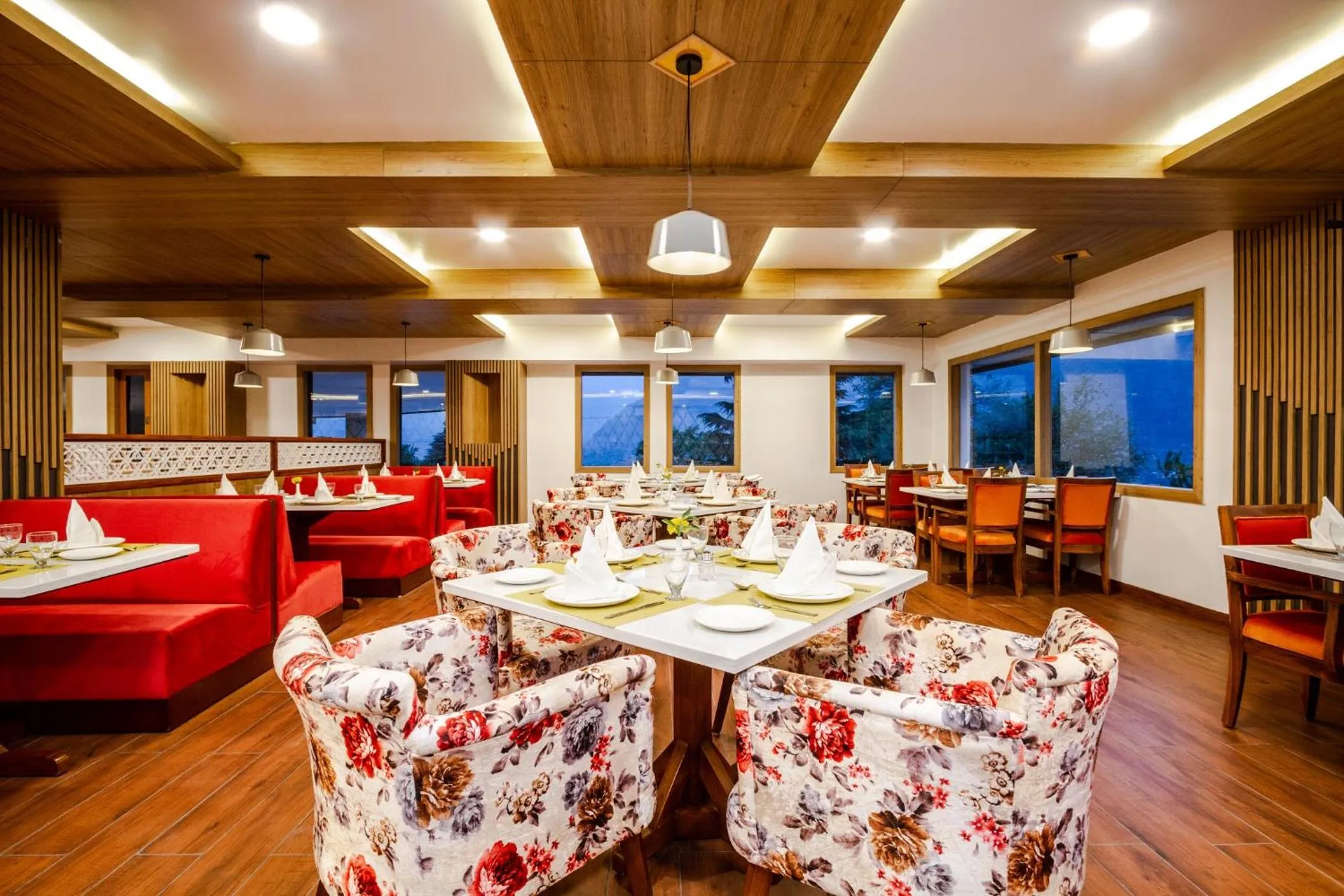 Restaurant/places to eat in Anand Vardhan Resorts