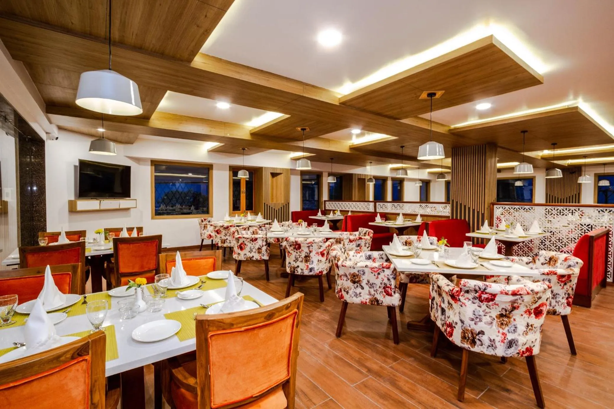 Restaurant/places to eat in Anand Vardhan Resorts