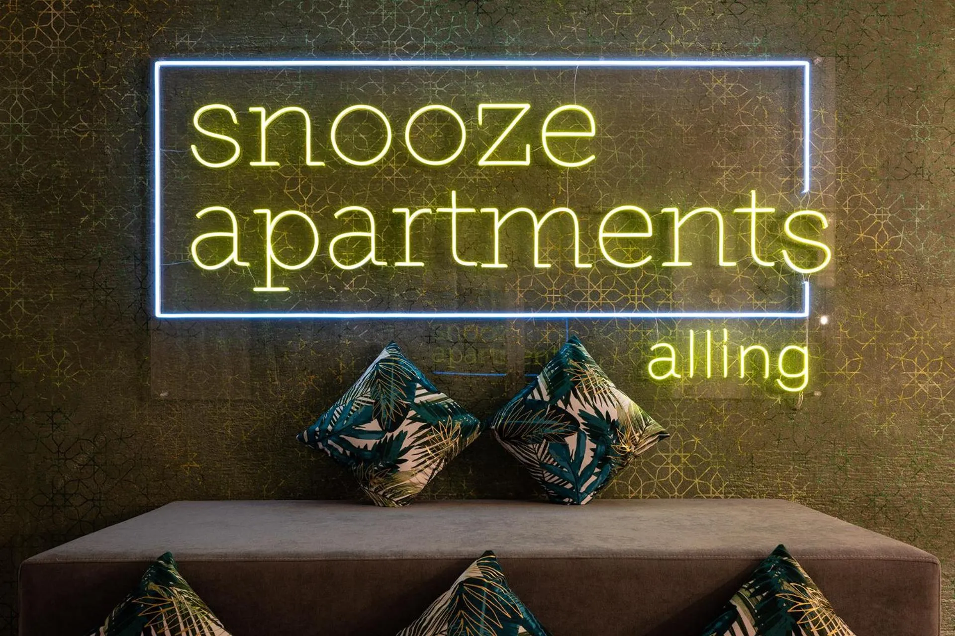 Logo/Certificate/Sign, Bed in Snooze Apartments Alling