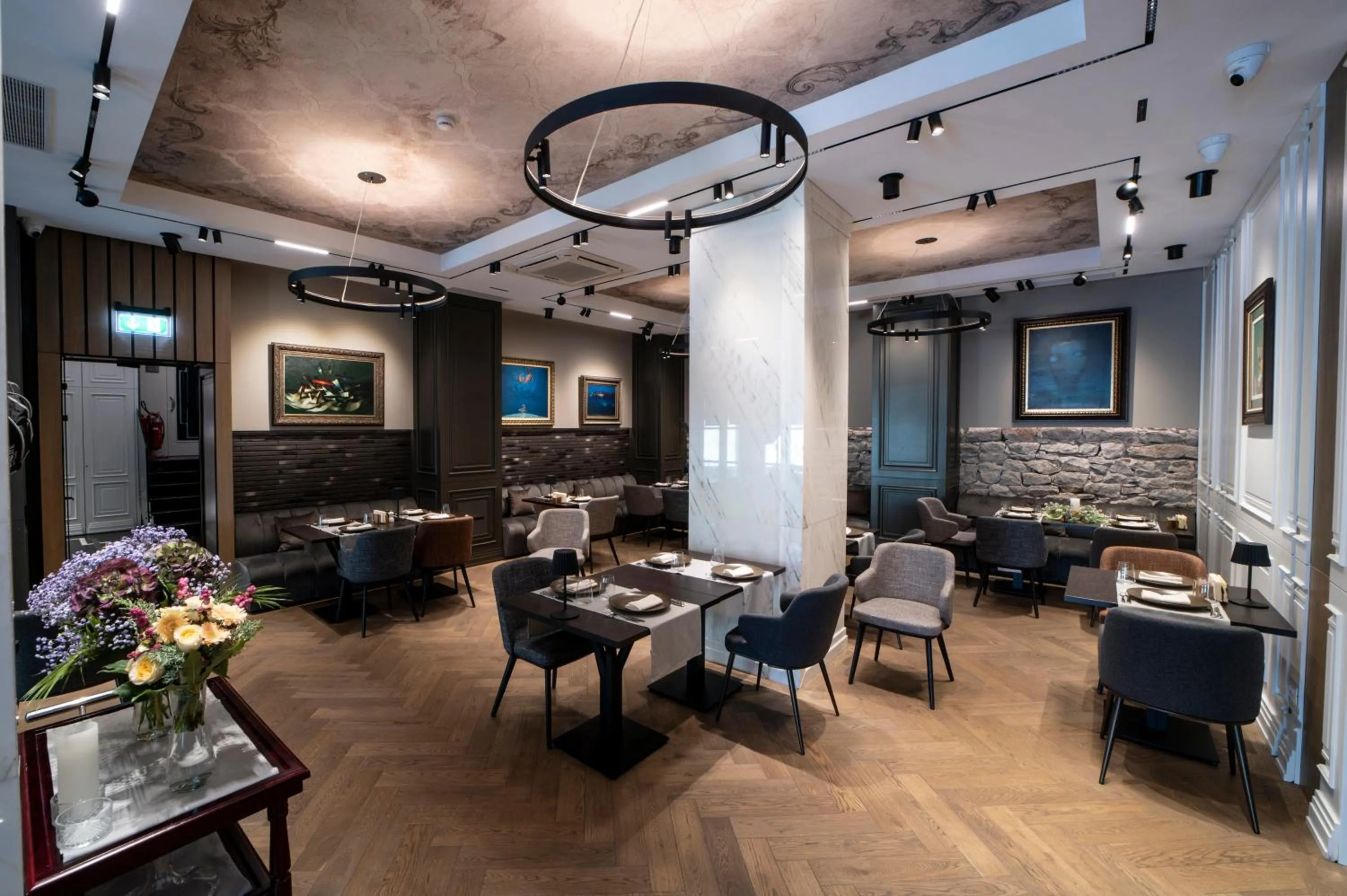 Restaurant/places to eat in VIZUALIZA Residence Hotel