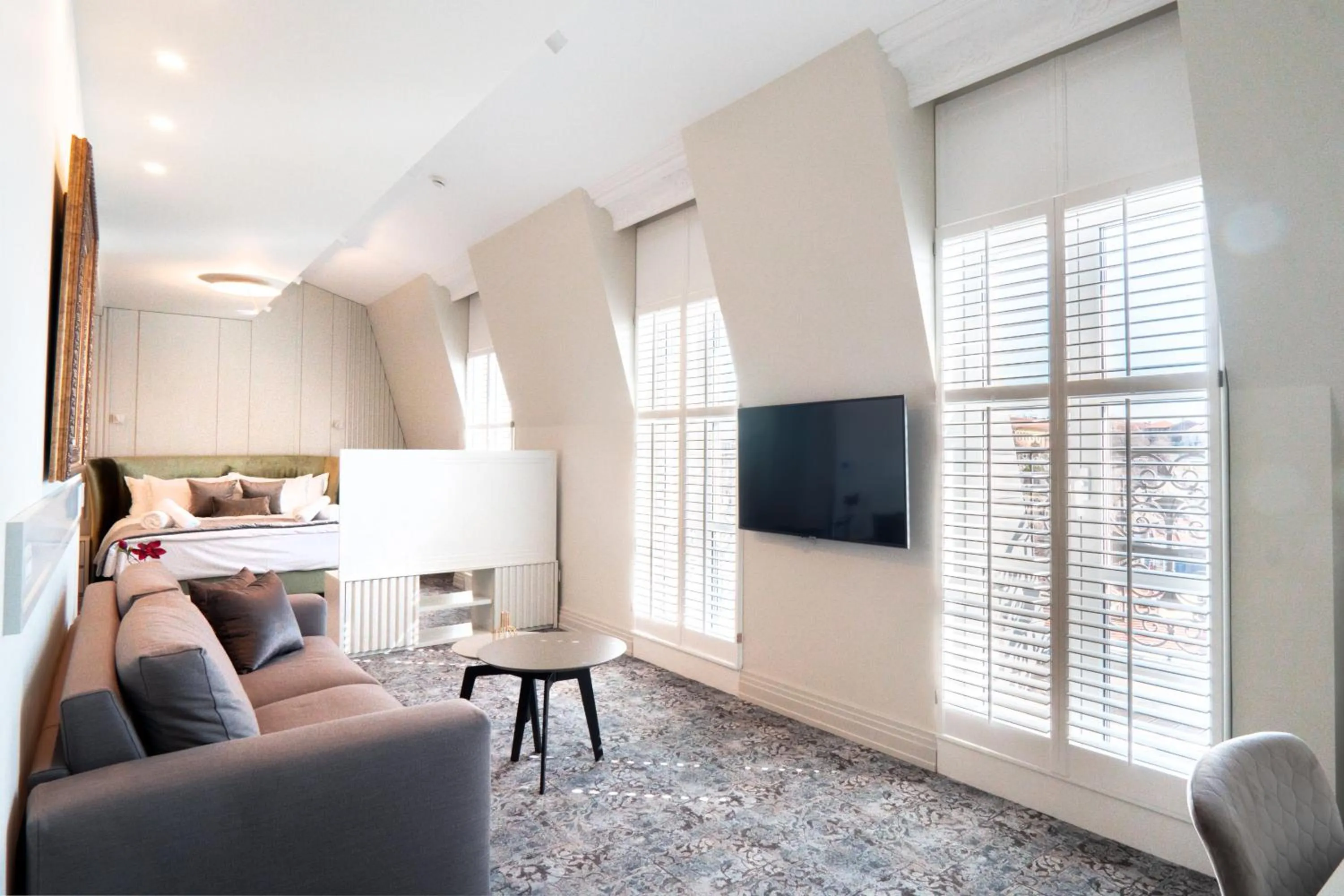 TV and multimedia in VIZUALIZA Residence Hotel