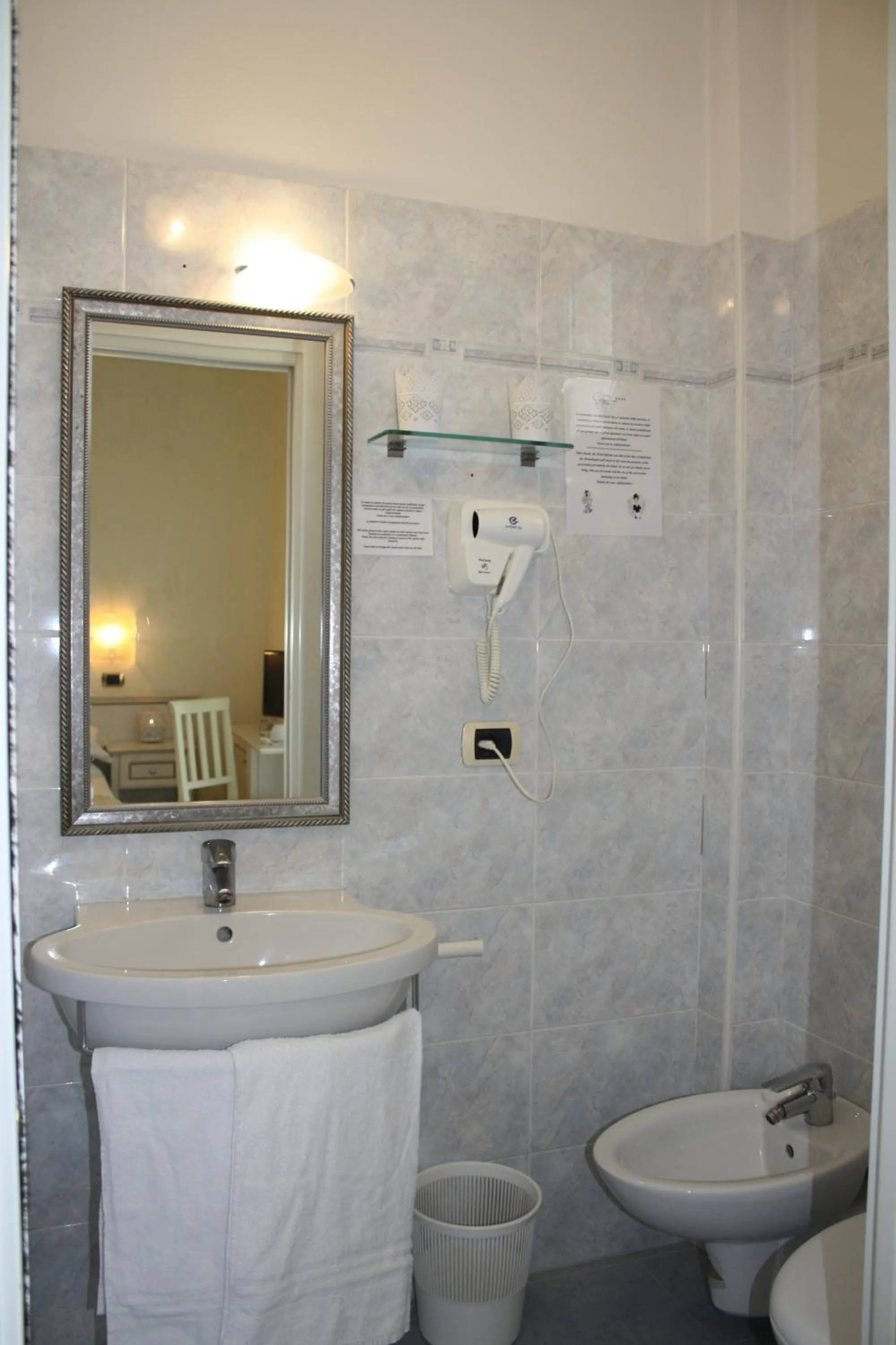 Toilet in Hotel Gaston