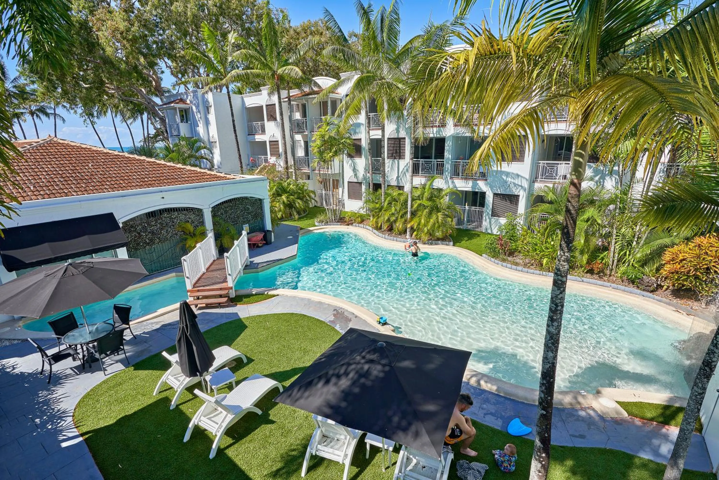 Swimming pool in Alassio Beachfront Apartments Palm Cove