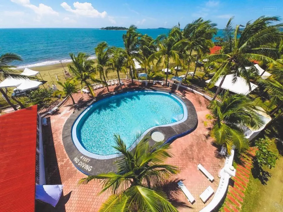Swimming pool in Isla Vista Beach Resort