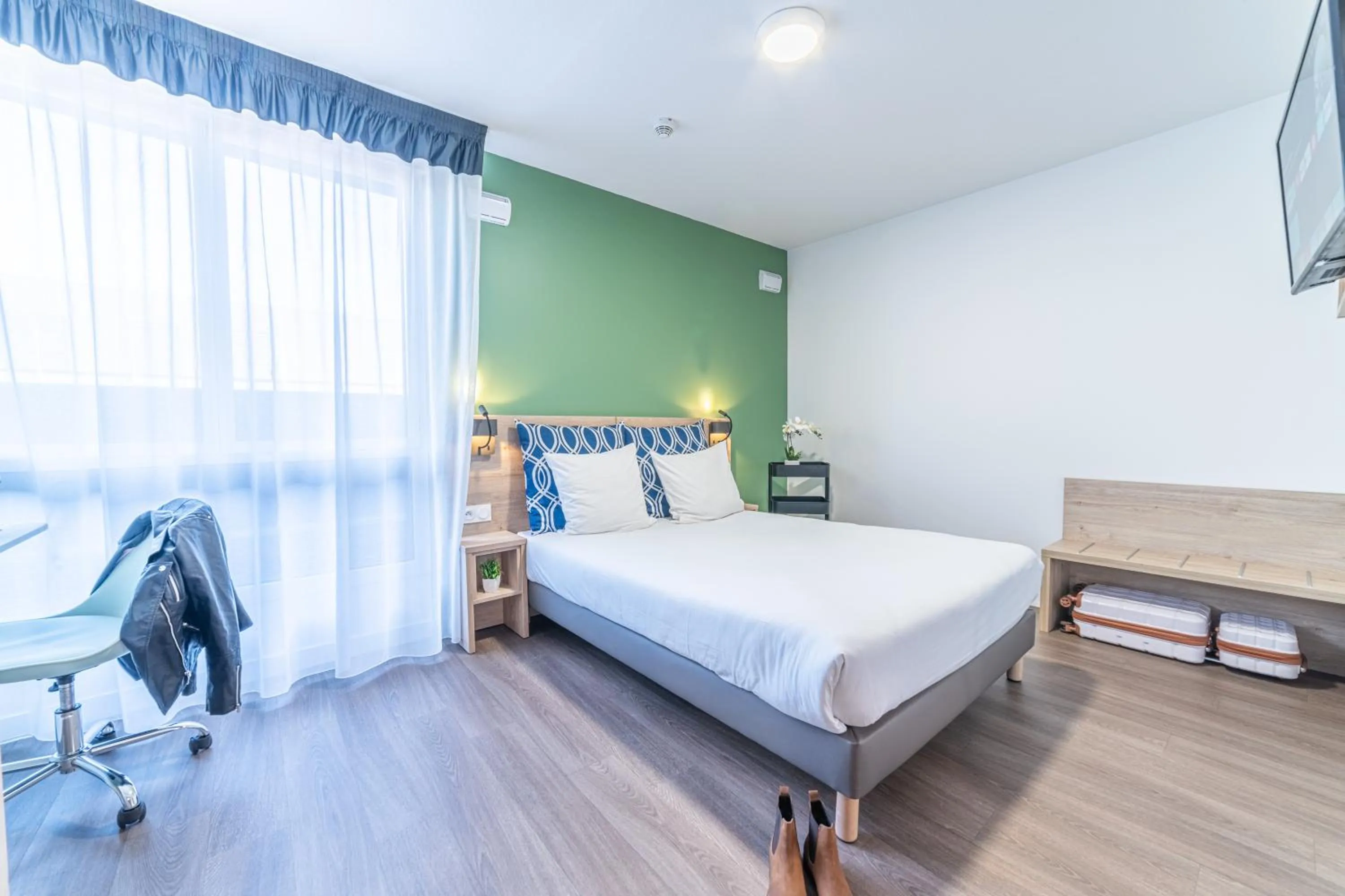 Photo of the whole room, Bed in Break & Home Clermont-Ferrand - Les Carmes Dechaux Appart'Hôtel