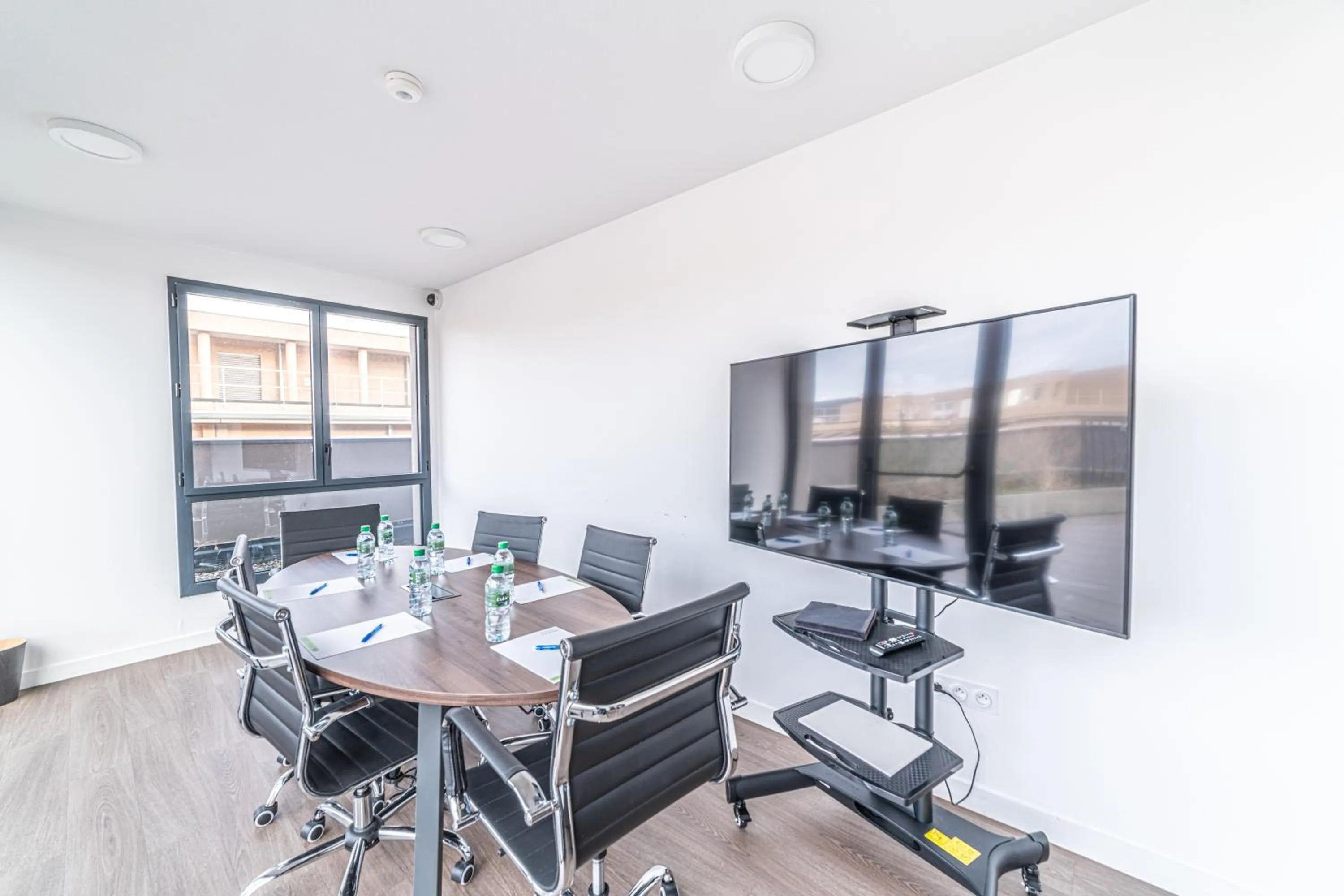 TV and multimedia in Break & Home Clermont-Ferrand - Les Carmes Dechaux Appart'Hôtel