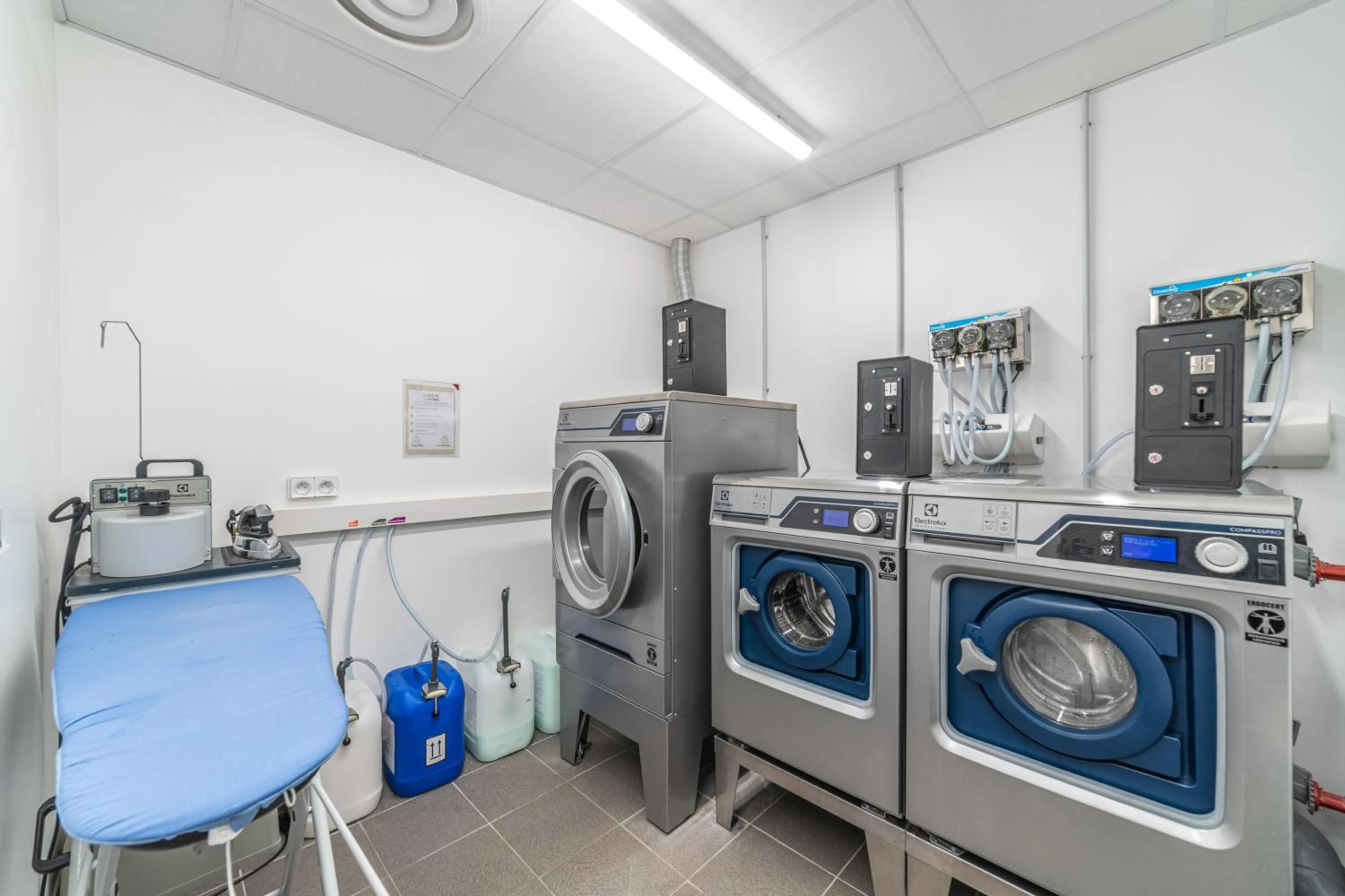 washing machine in Break & Home Clermont-Ferrand - Les Carmes Dechaux Appart'Hôtel