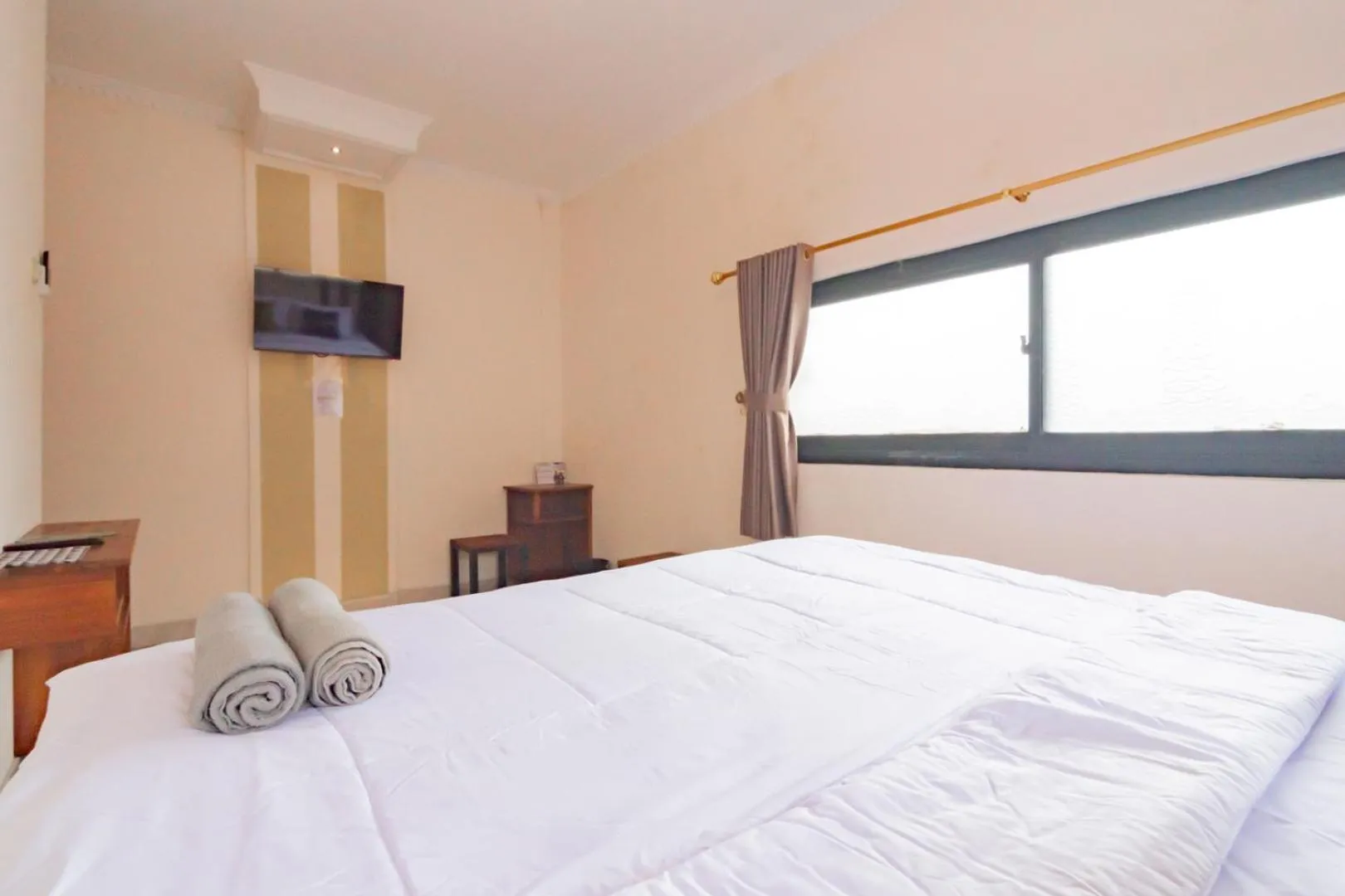 Bedroom, Bed in Urbanview Hotel Kangen Bungalow Purwakarta by RedDoorz