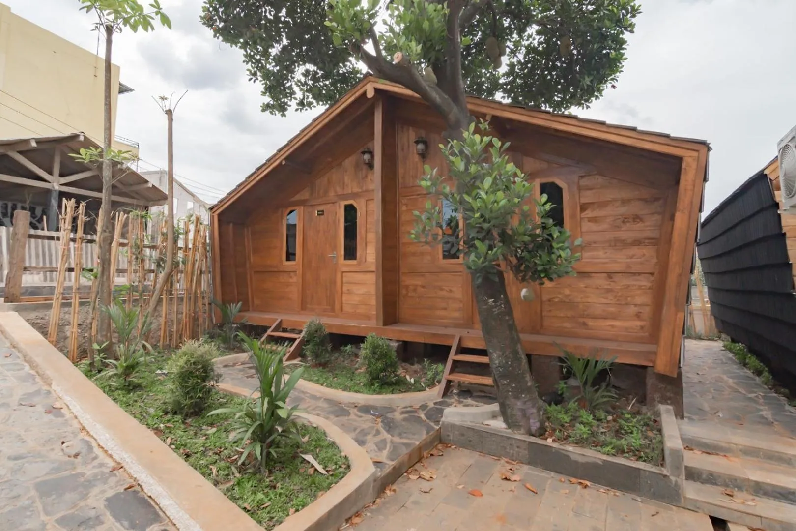 Property building in Urbanview Hotel Kangen Bungalow Purwakarta by RedDoorz