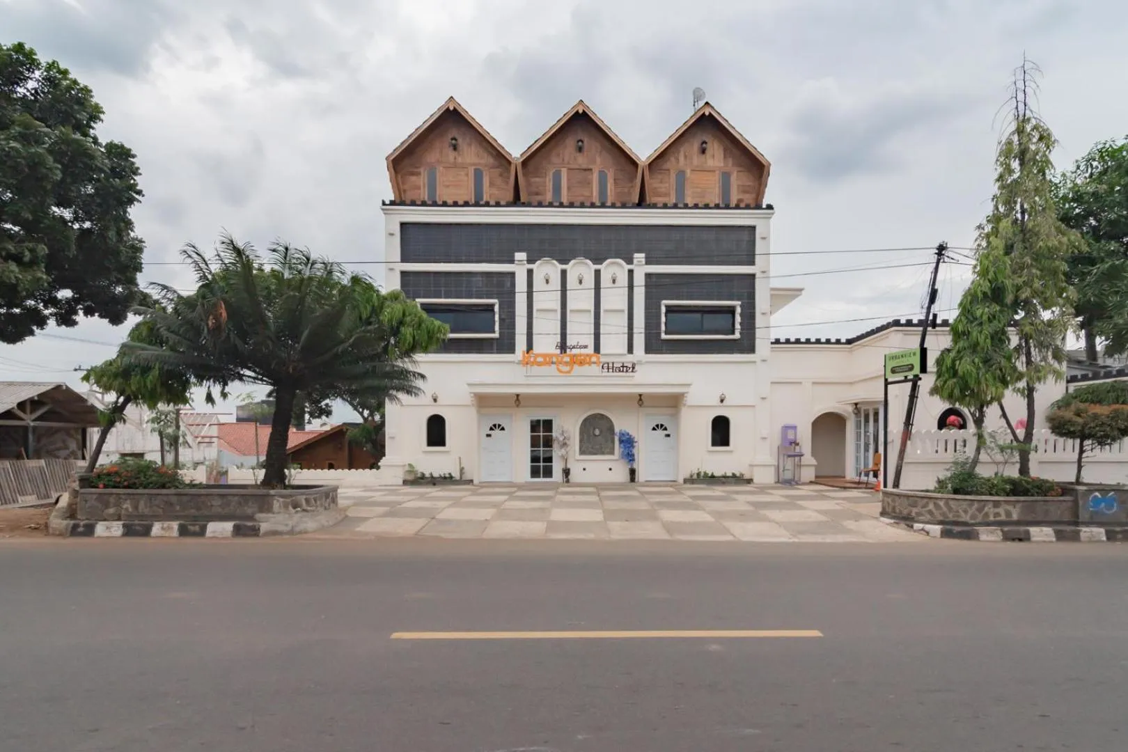 Property building in Urbanview Hotel Kangen Bungalow Purwakarta by RedDoorz