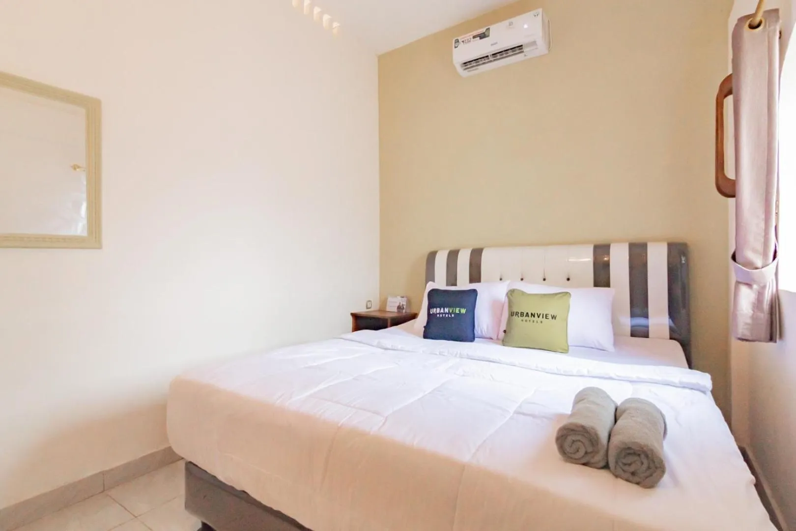 Bedroom, Bed in Urbanview Hotel Kangen Bungalow Purwakarta by RedDoorz
