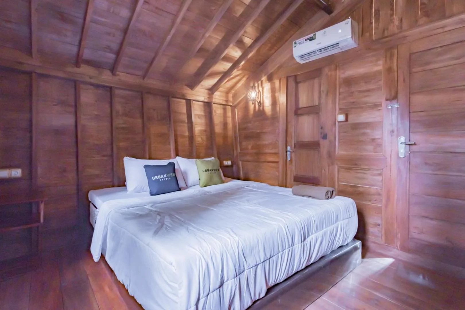 Bedroom, Bed in Urbanview Hotel Kangen Bungalow Purwakarta by RedDoorz