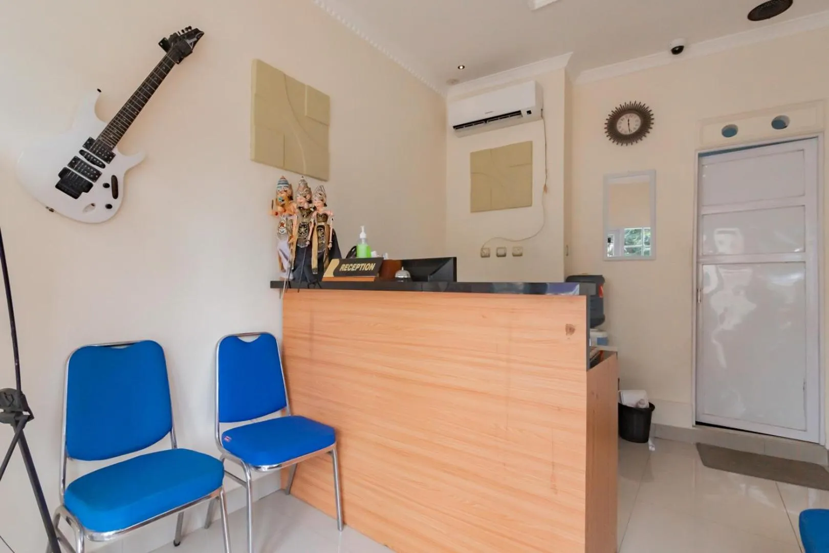 Lobby or reception in Urbanview Hotel Kangen Bungalow Purwakarta by RedDoorz