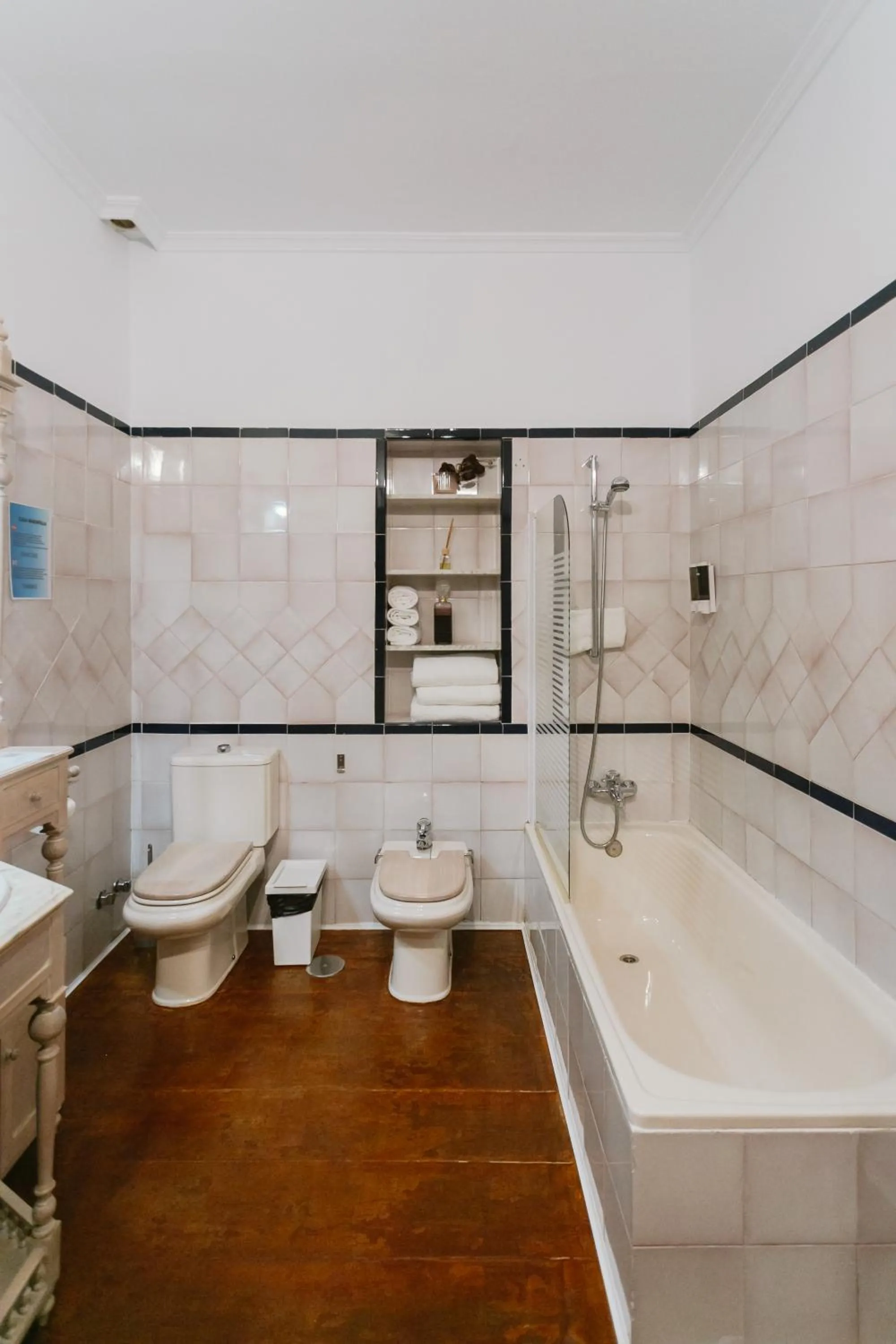 Shower in One&lux Casa Maravillas Rooms