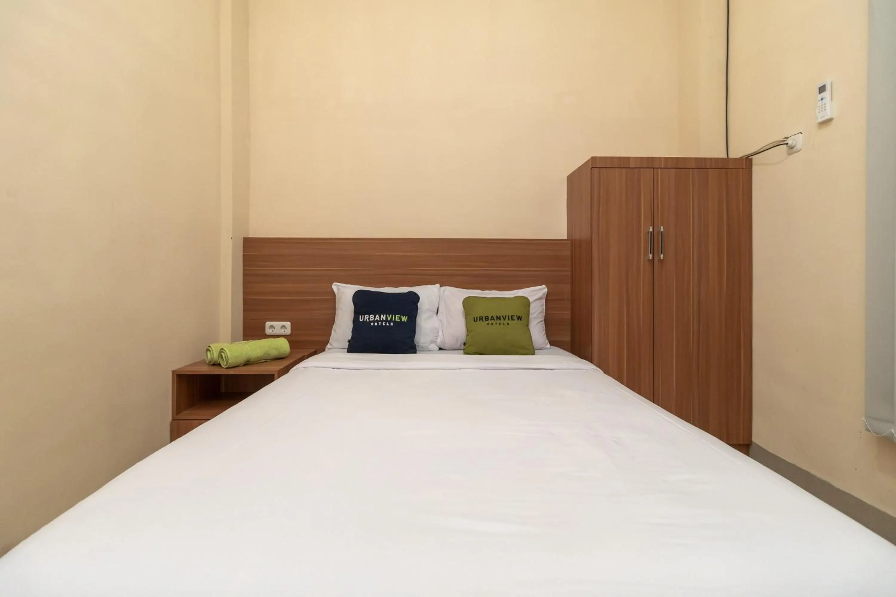 Bedroom, Bed in Urbanview Hotel Salsabilah Palembang by RedDoorz