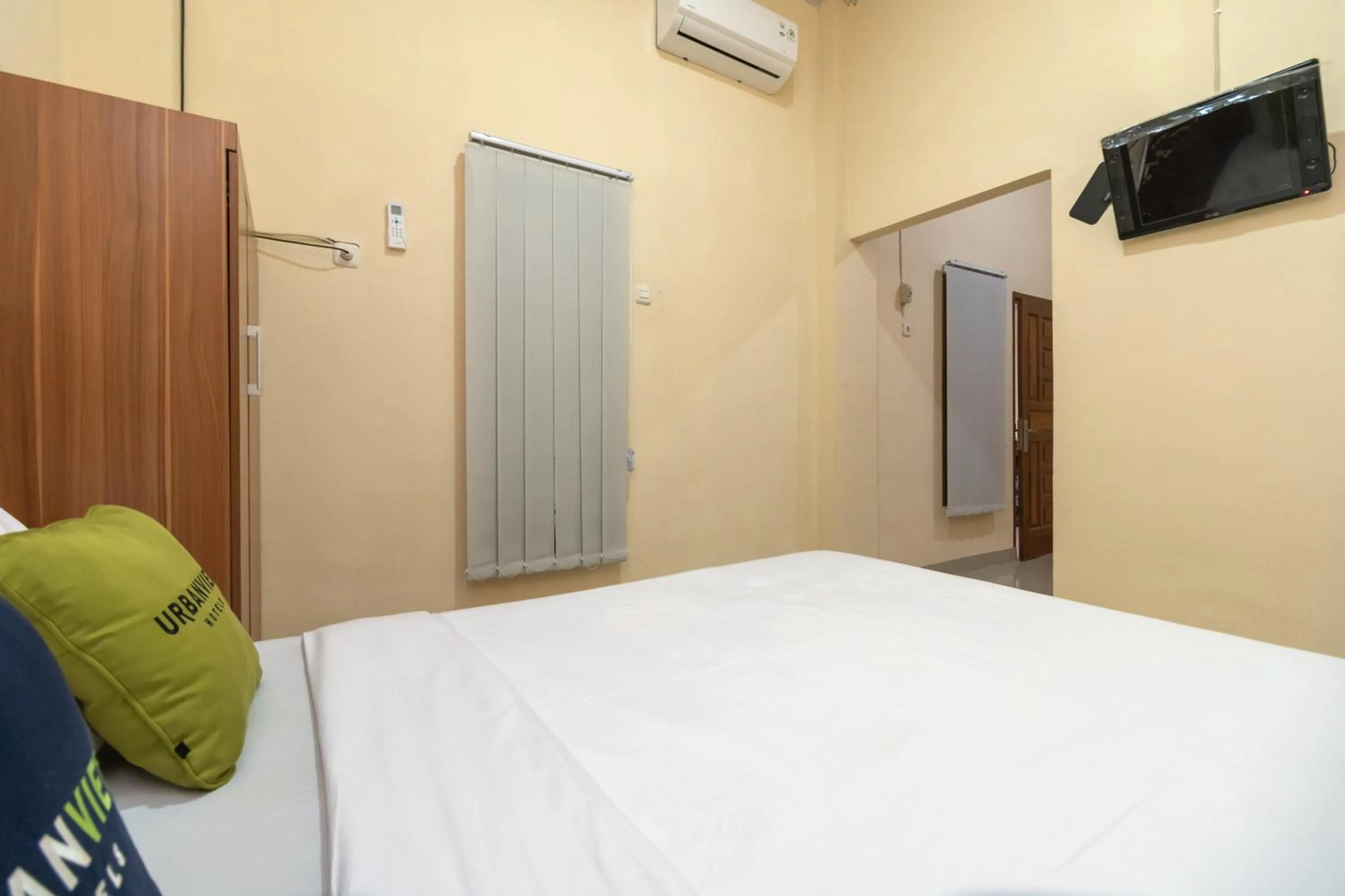 Bedroom, Bed in Urbanview Hotel Salsabilah Palembang by RedDoorz