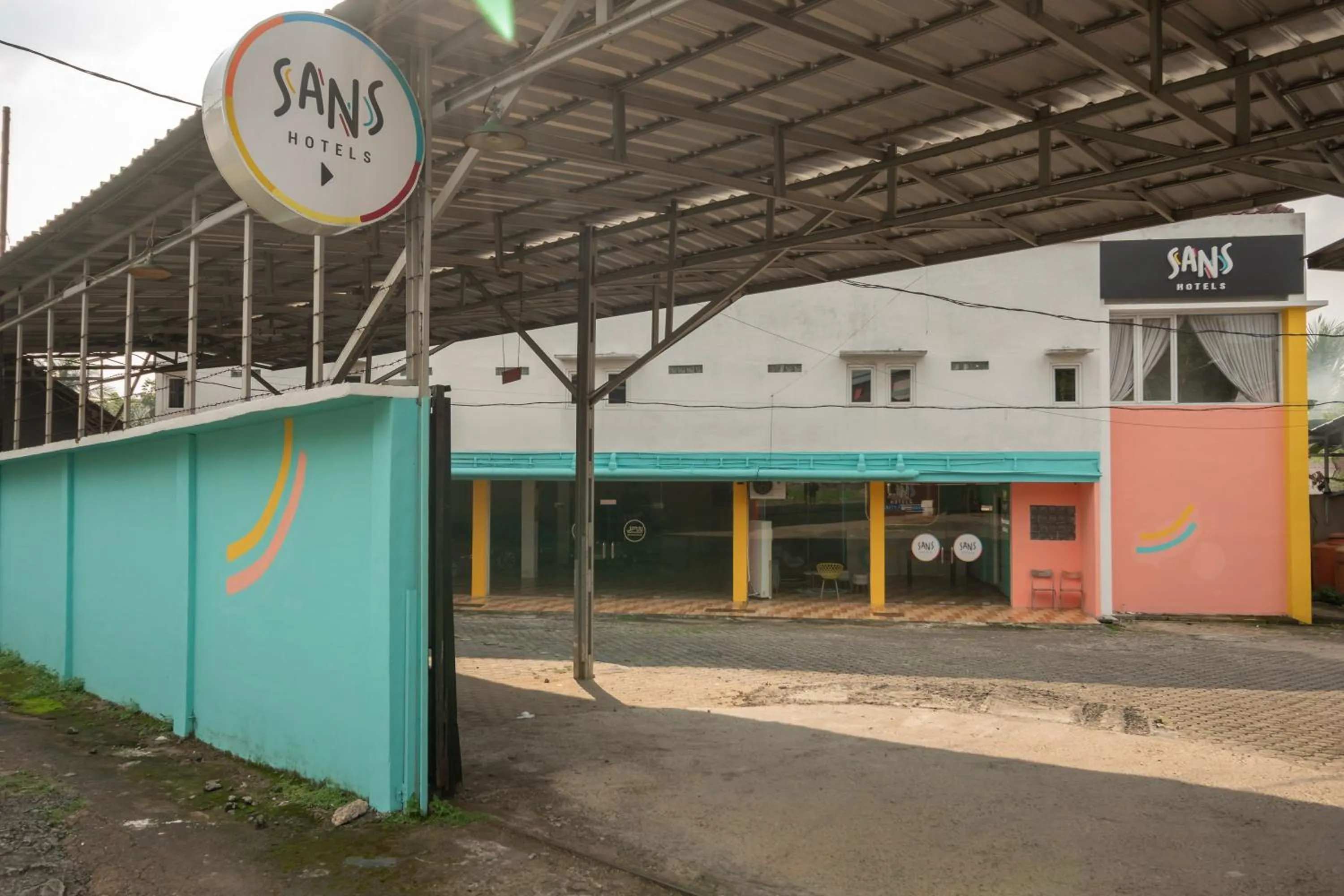 Facade/entrance in Sans Hotel Beauty Palembang