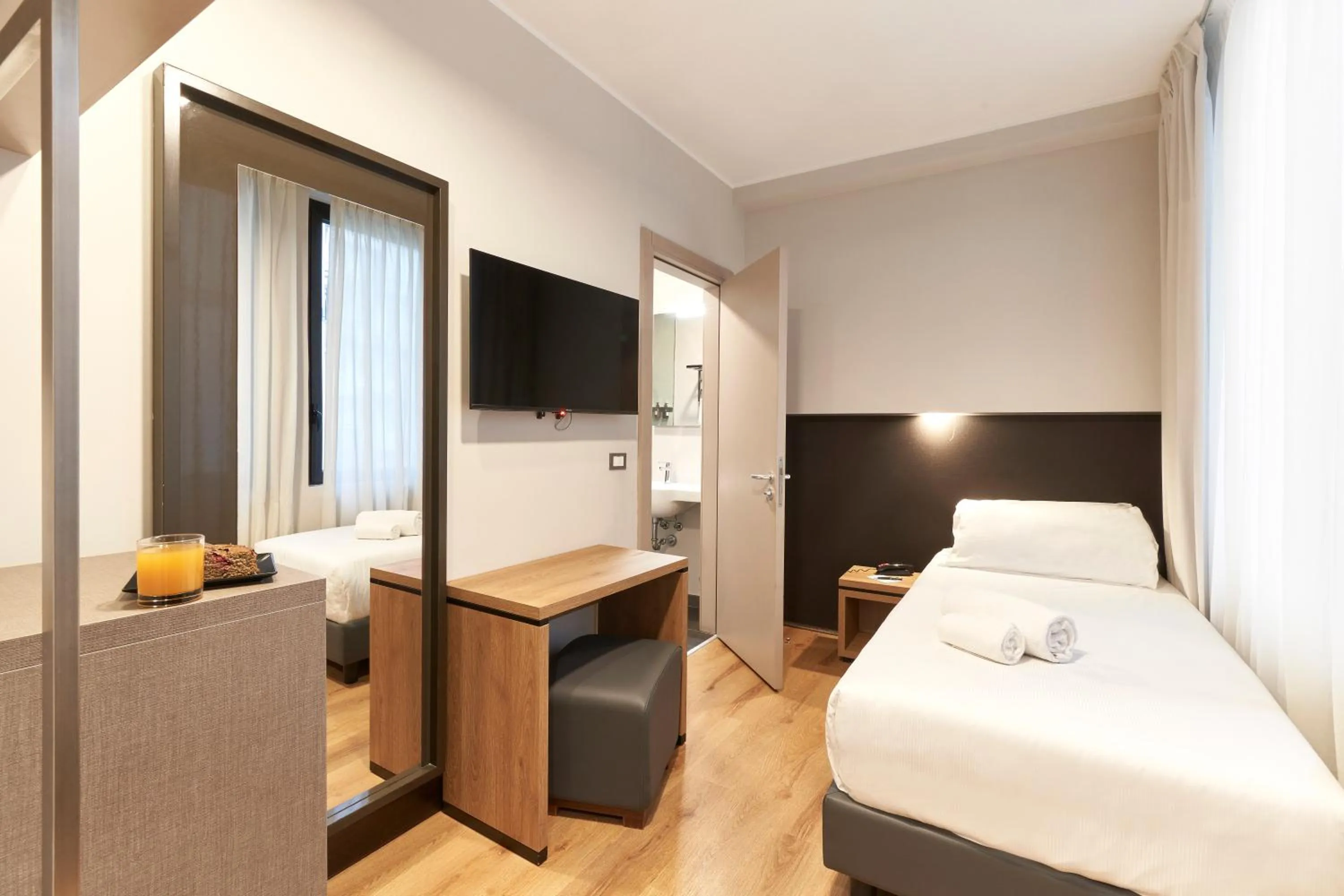 TV and multimedia, Bed in Hotel Leonardo da Vinci