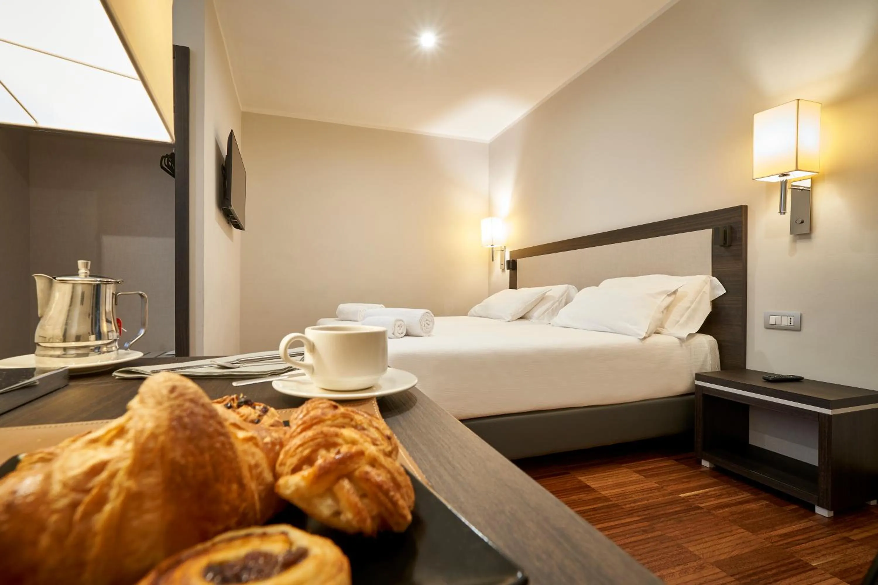 Bedroom, Bed in Hotel Leonardo da Vinci