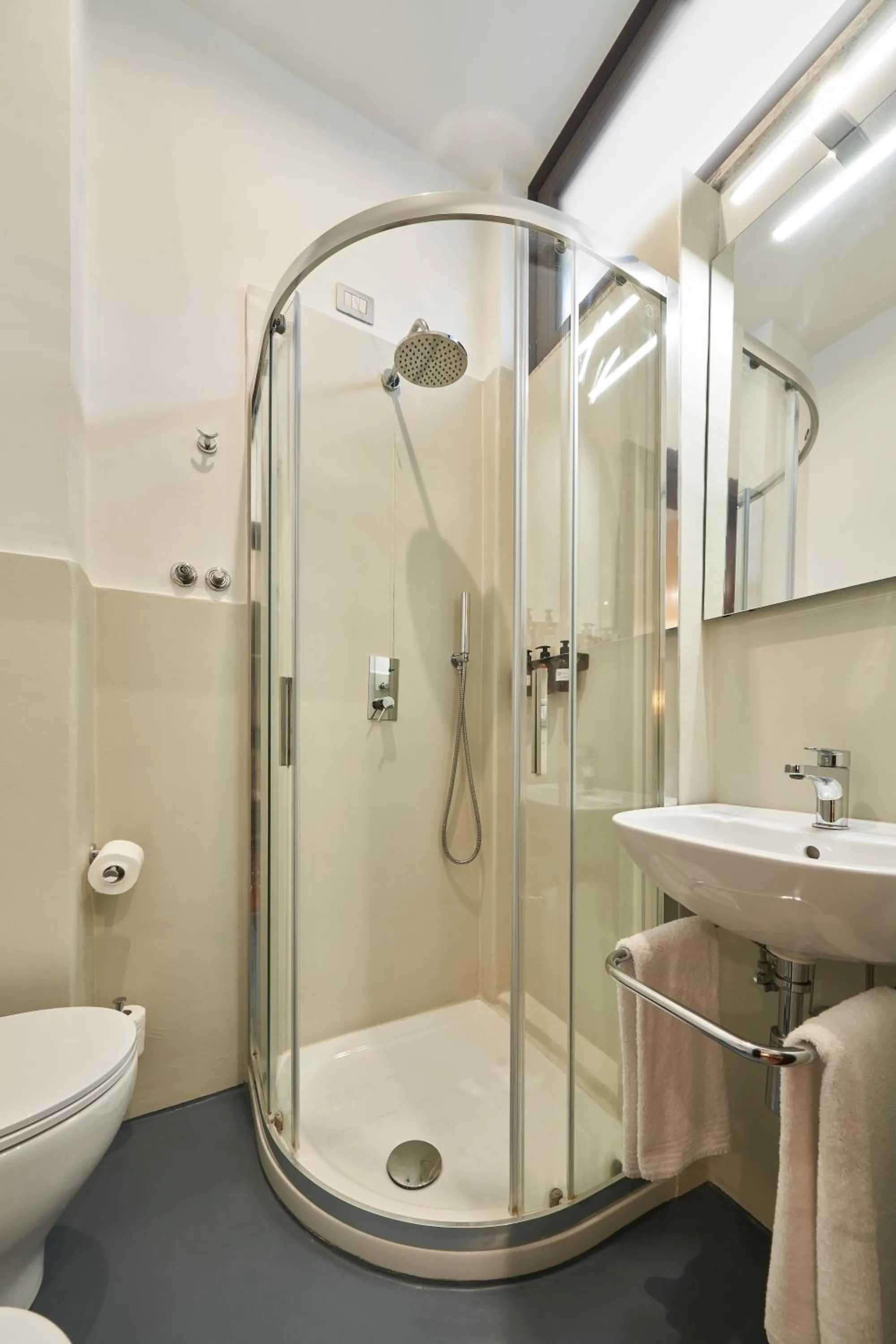 Shower in Hotel Leonardo da Vinci