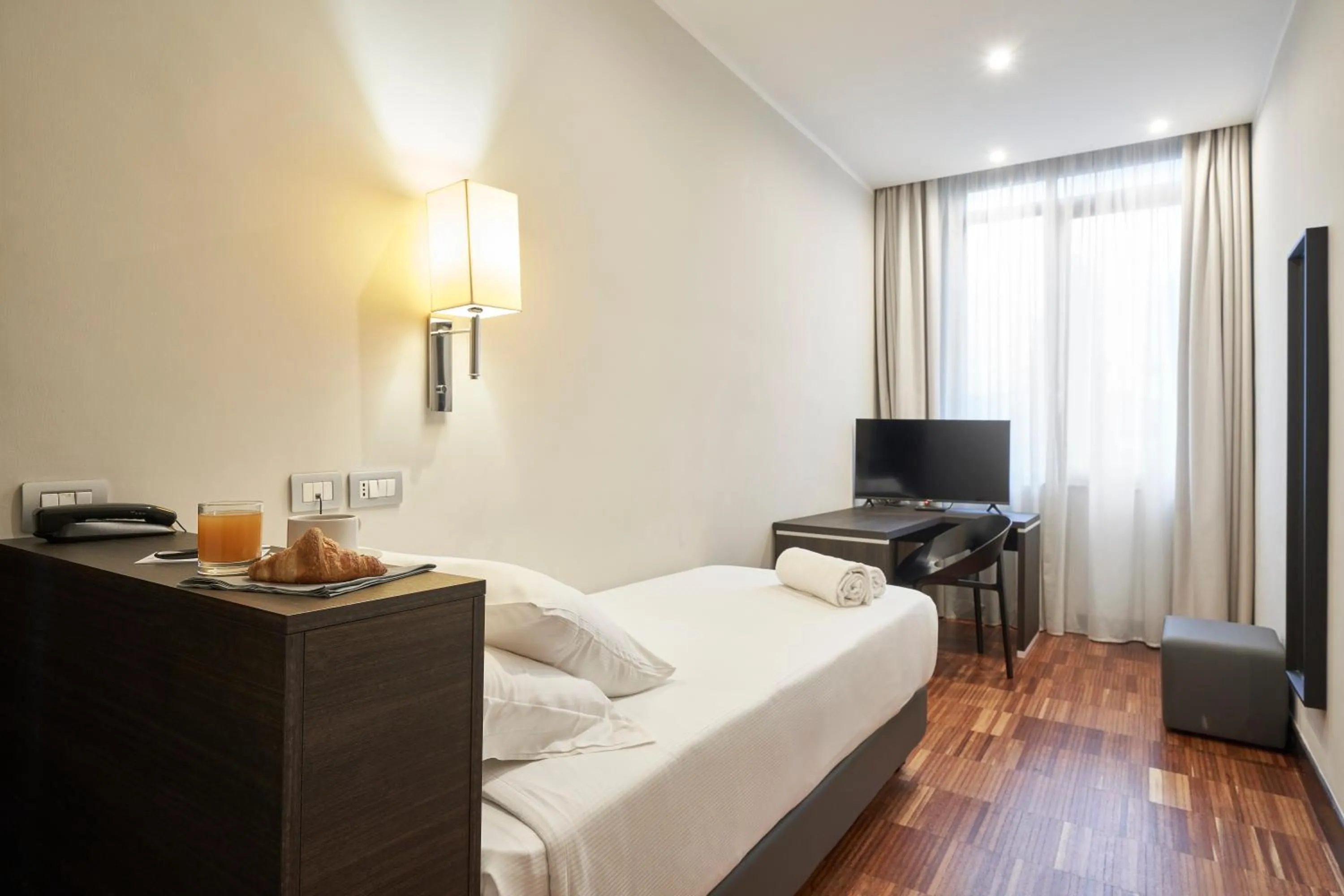 TV and multimedia, Bed in Hotel Leonardo da Vinci