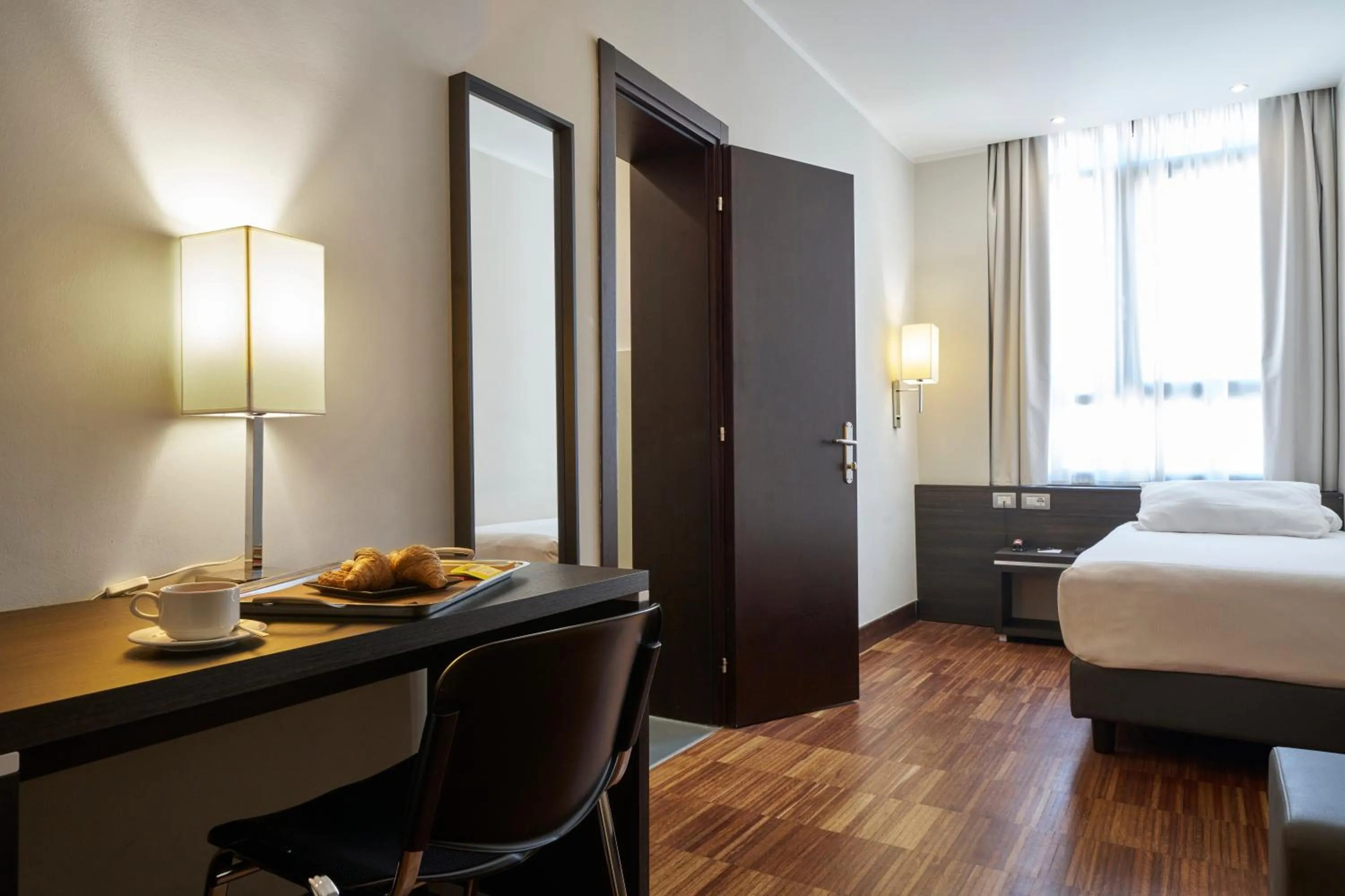 Bedroom, Bed in Hotel Leonardo da Vinci