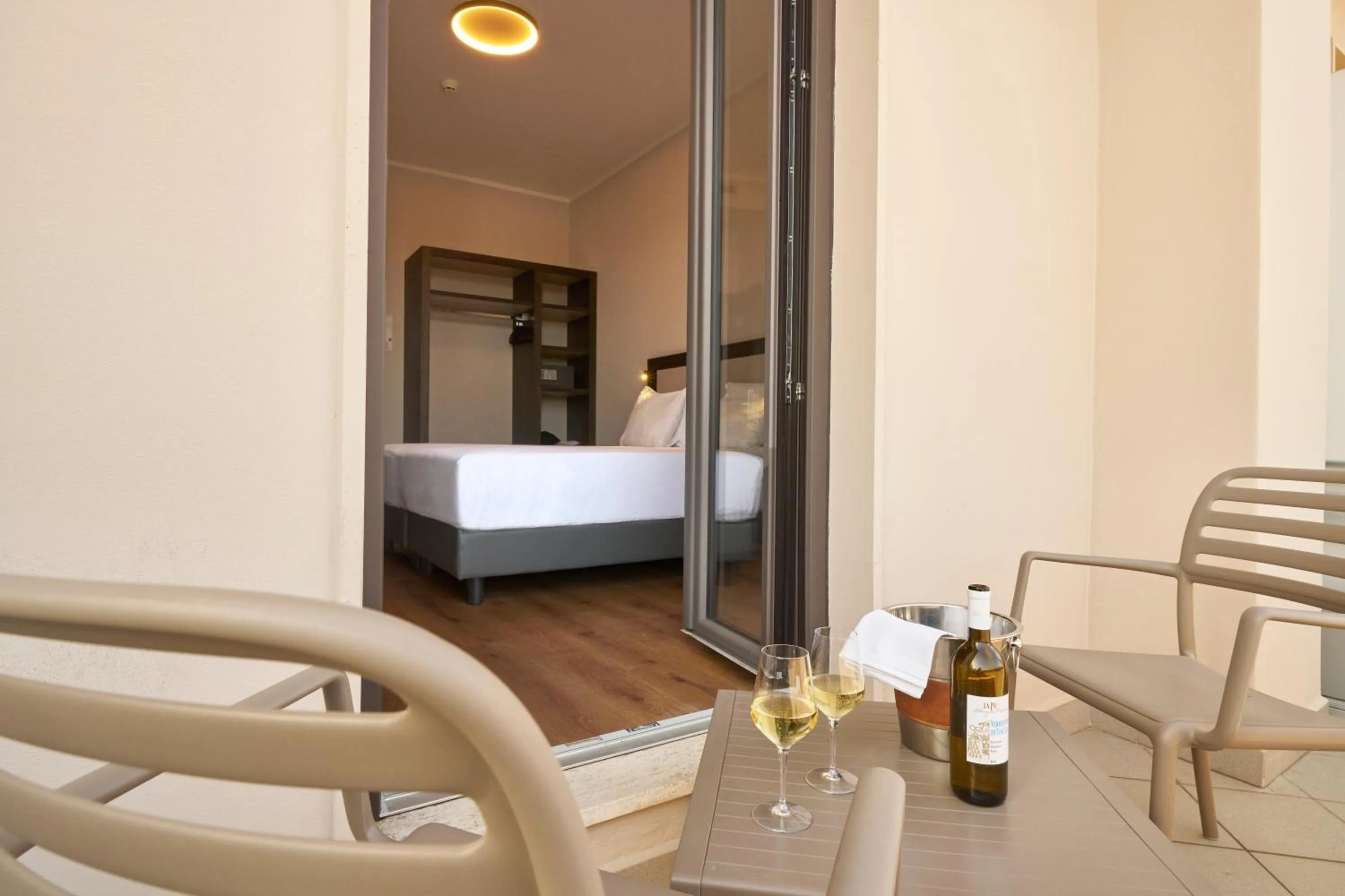 Seating area, Bed in Hotel Leonardo da Vinci