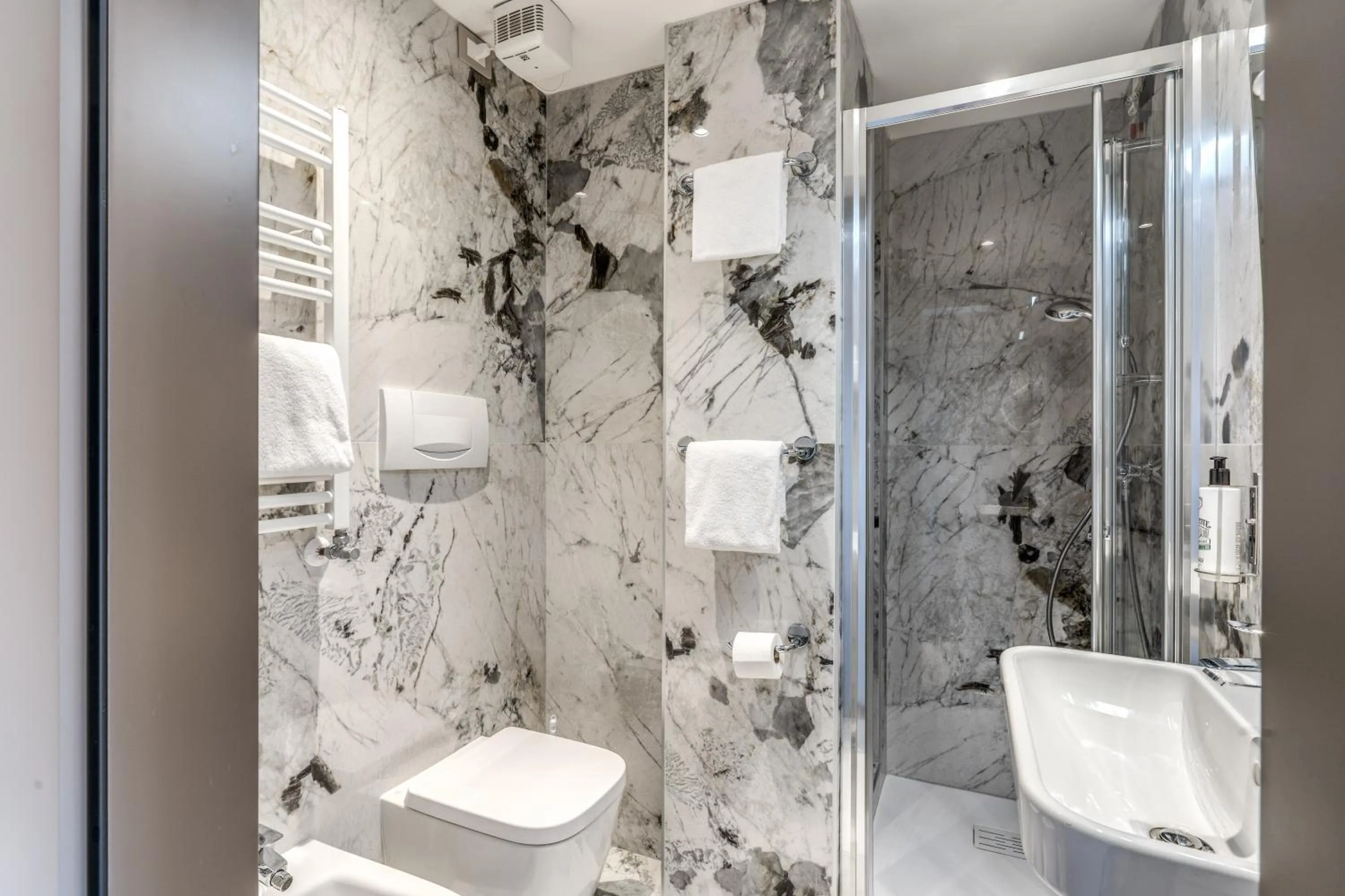 Shower in Hotel Belle Arti