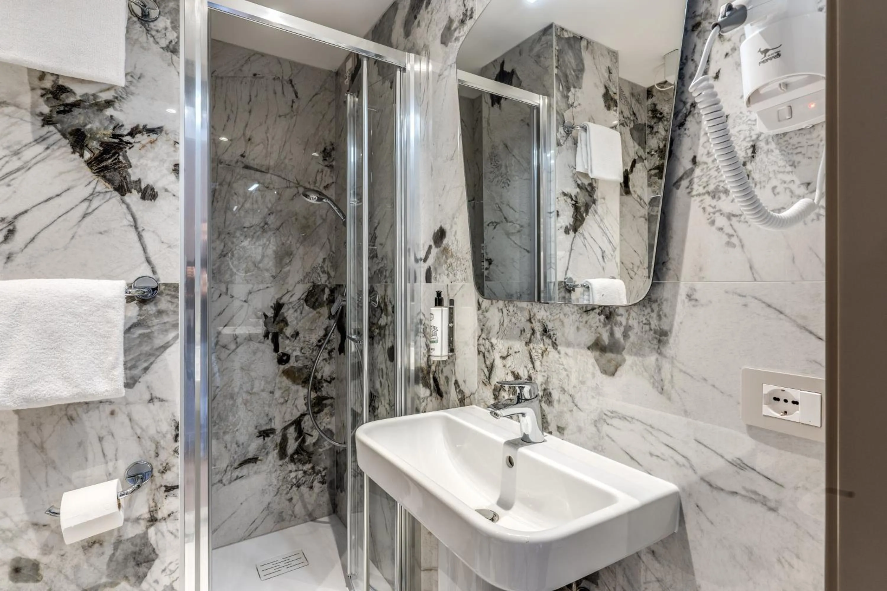 Shower in Hotel Belle Arti