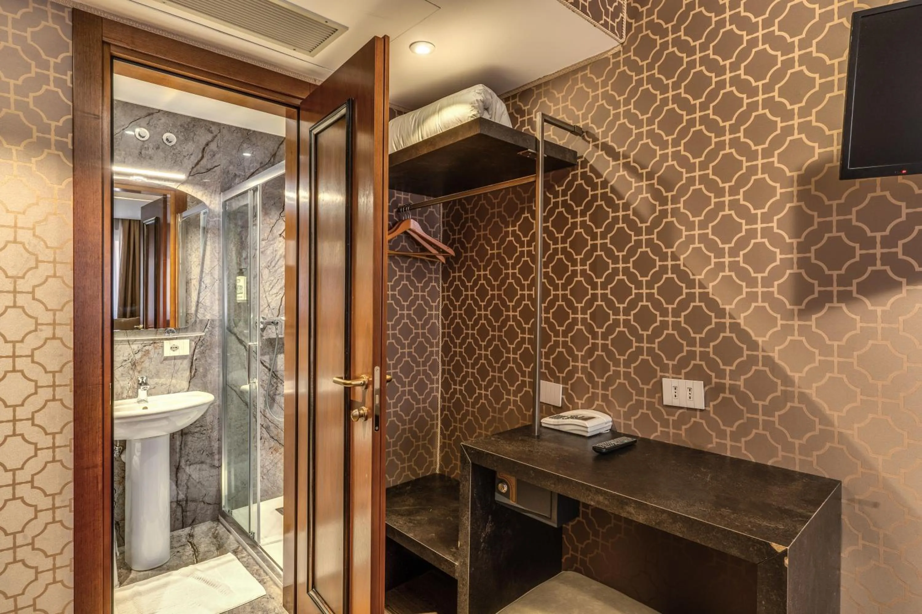 Shower in Hotel Belle Arti