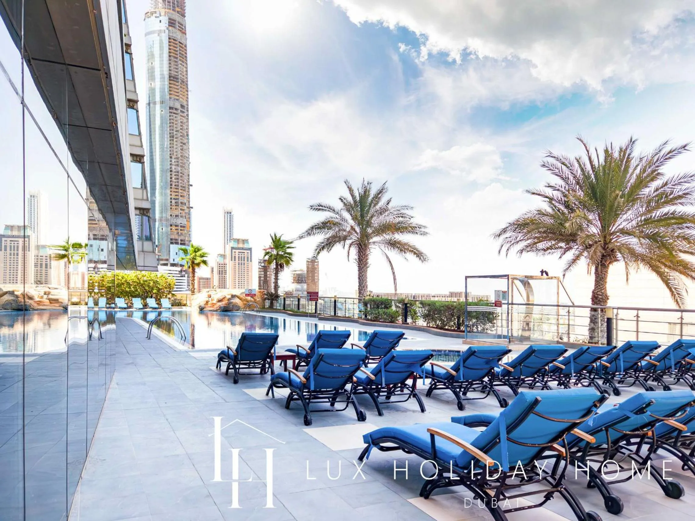 Swimming pool in LUX The Sky View Suite Dubai Marina