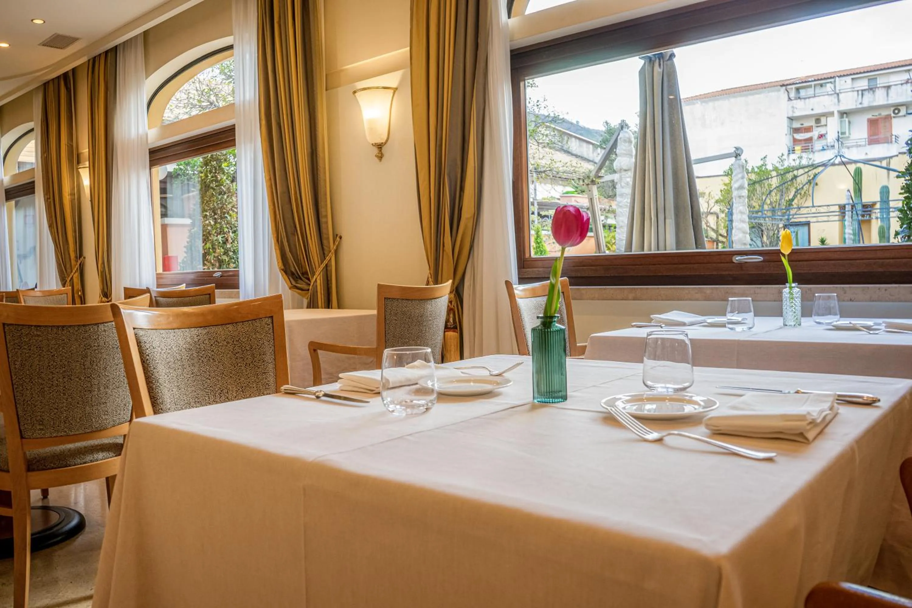 Communal lounge/ TV room in Hotel Cala Del Porto